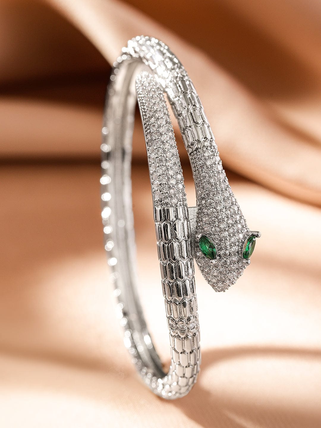 【Rubans】 Rhodium-Plated Cubic Zirconia Snake-Inspired Openable Bracelet with Emerald Accents｜ロジウムメッキ キュービックジルコニア スネークモチーフ オープナブル ブレスレット エメラルドアクセント