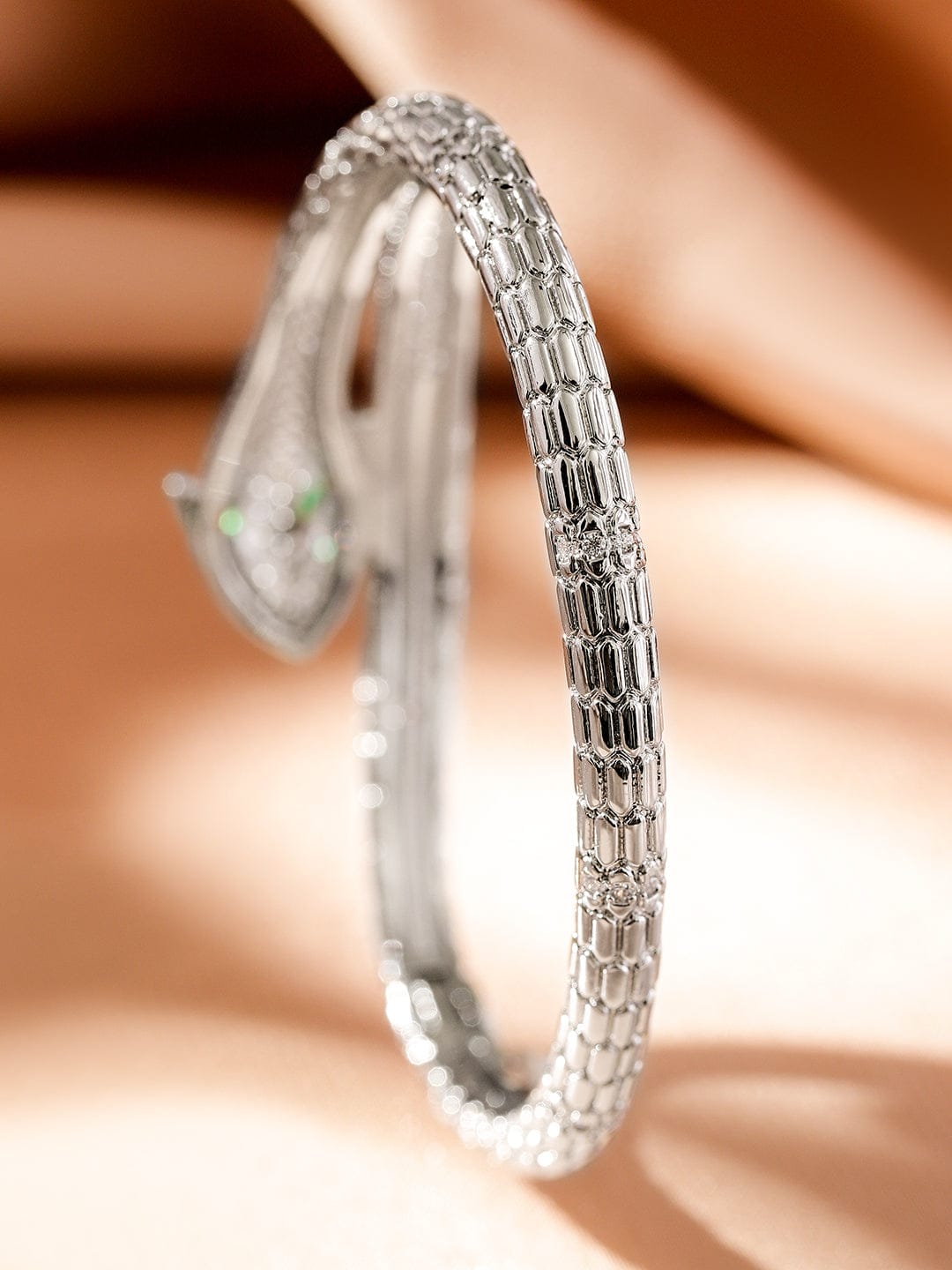 【Rubans】 Rhodium-Plated Cubic Zirconia Snake-Inspired Openable Bracelet with Emerald Accents｜ロジウムメッキ キュービックジルコニア スネークモチーフ オープナブル ブレスレット エメラルドアクセント
