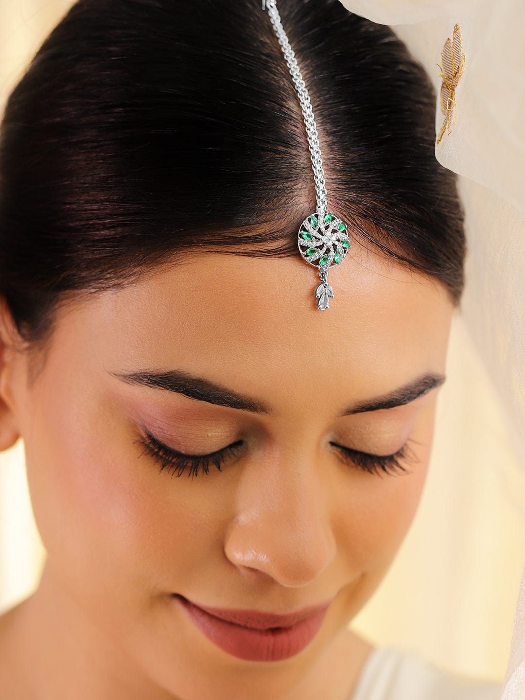 【Rubans】 Rhodium-Plated Emerald and White Cubic Zirconia Maang Tikka｜ロジウムメッキ エメラルド＆ホワイト キュービックジルコニア マーンティッカ