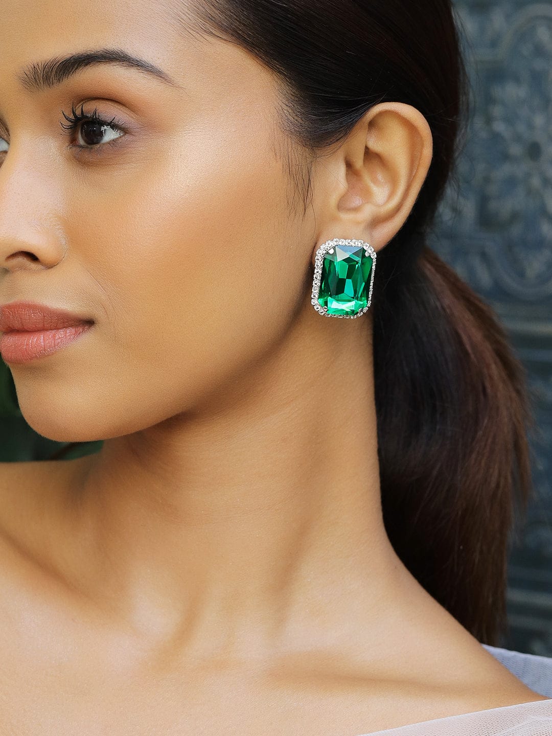 【Rubans】 Rhodium Plated Emerald Green Cubic Zirconia Statement Stud Earrings｜ロジウムメッキ エメラルドグリーン キュービックジルコニア ステートメント スタッドイヤリング