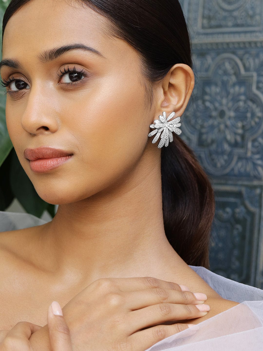 Floral Motif Shimmering Ear Studs Silver