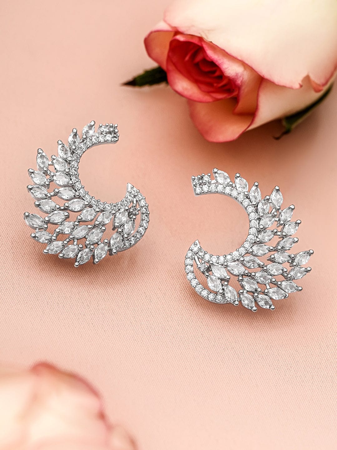 【Rubans】 Rhodium Plated White Cubic Zirconia Studded Handcrafted Feather Shaped Statement Stud Earrings｜ロジウムメッキ ホワイトCZ フェザー ステートメント スタッドイヤリング