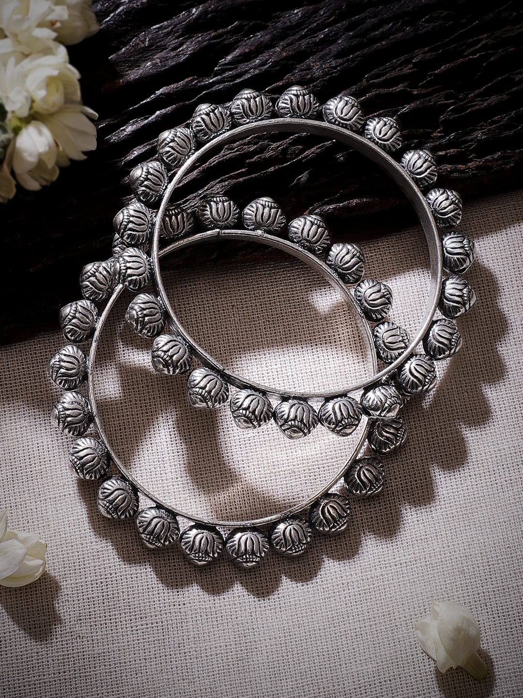 Rubans Set of 2 Handcrafted Oxidized Silver-Plated Bangles 2.6 - Medium