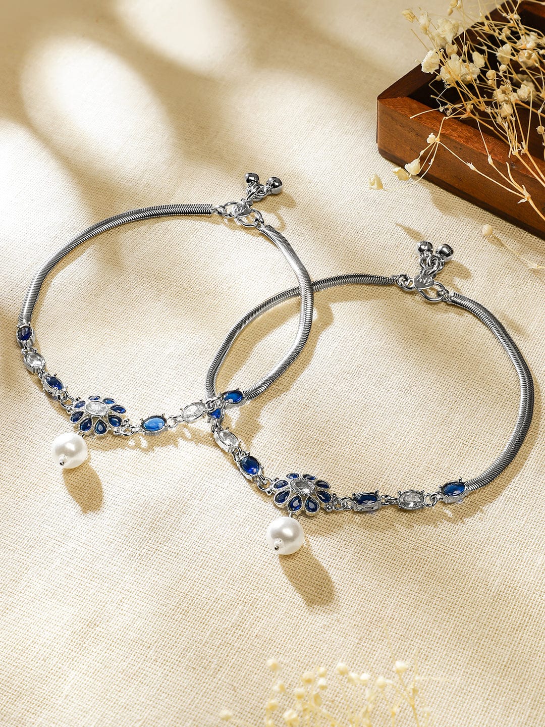 Rubans Set of 2 Oxidised Silver-Plated Blue & White Kundan Stone Anklets with Pearl Accents フリーサイズ