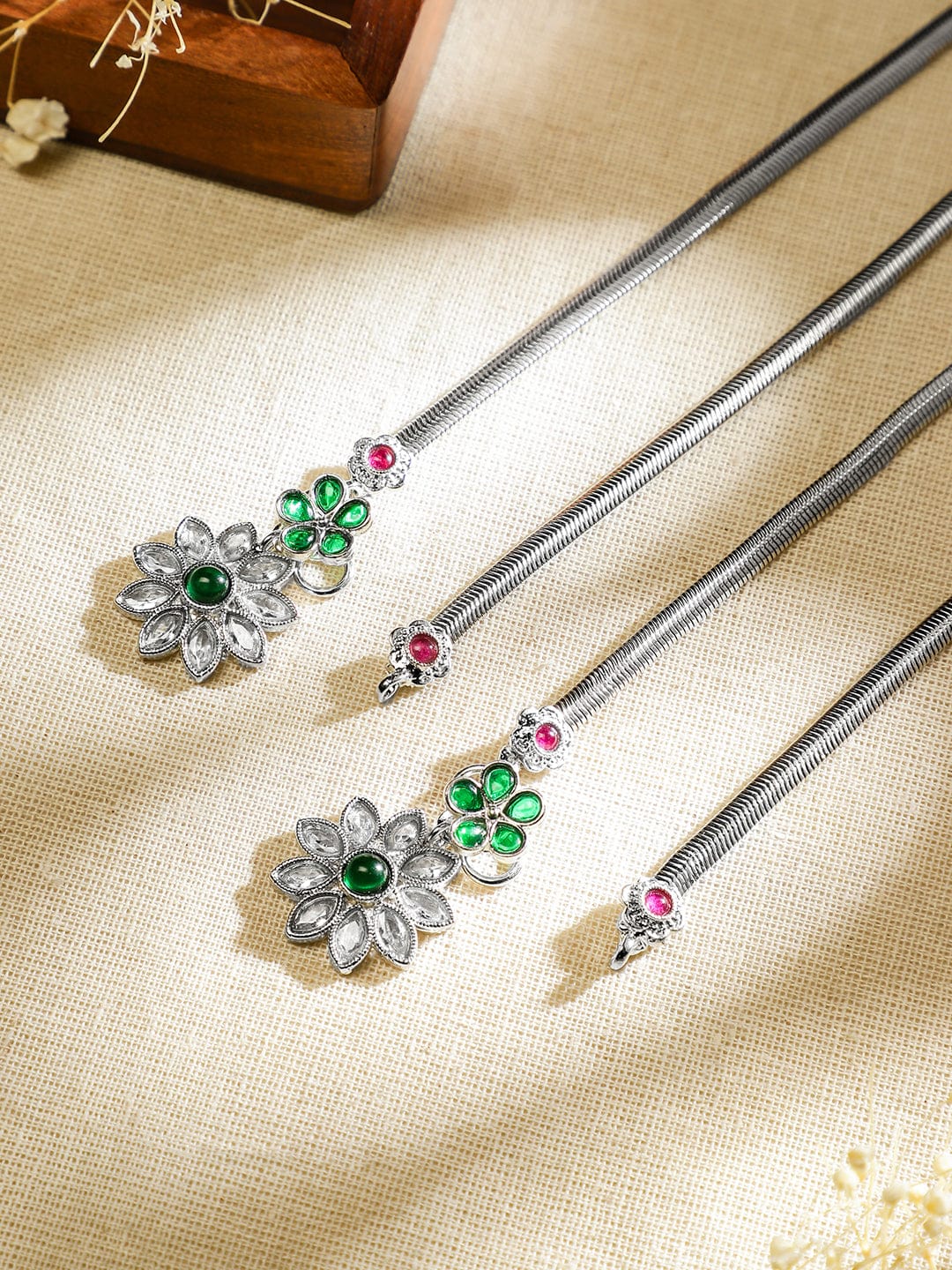 Rubans Set of 2 Oxidised Silver-Plated Ruby Pink & Emerald Green Kundan Stones Floral Charm Anklets フリーサイズ