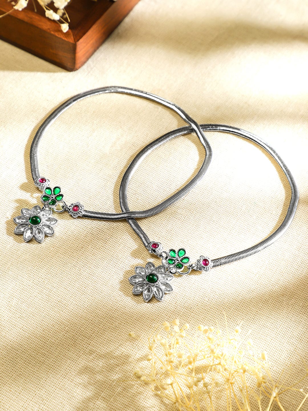 Rubans Set of 2 Oxidised Silver-Plated Ruby Pink & Emerald Green Kundan Stones Floral Charm Anklets フリーサイズ