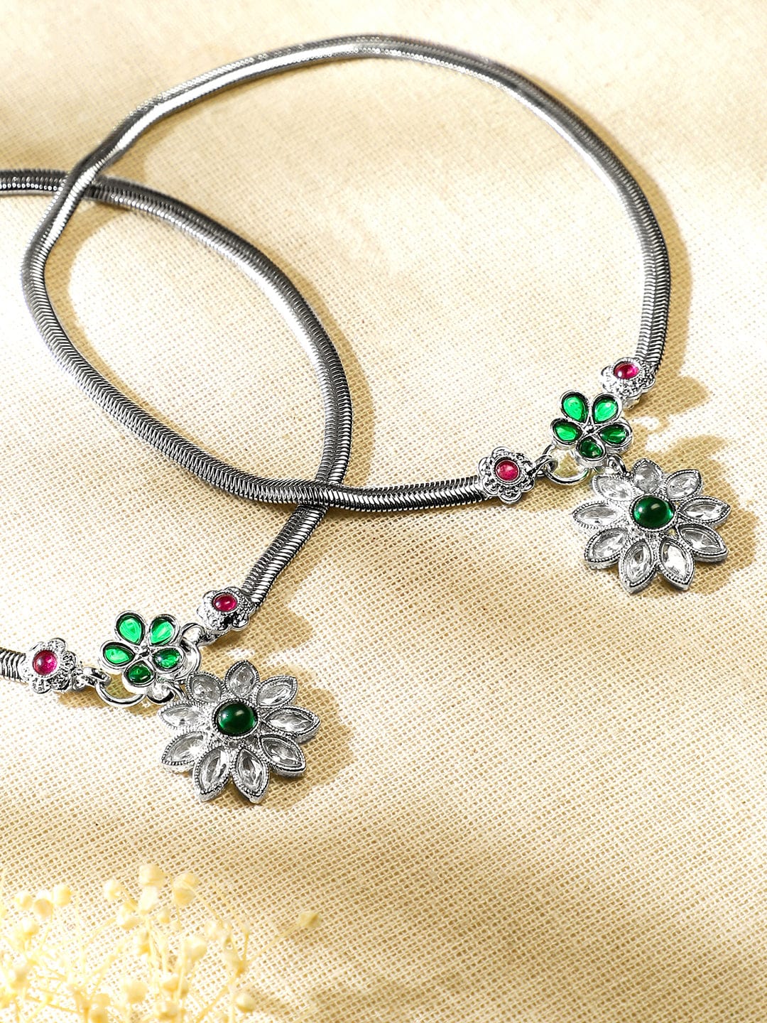 Rubans Set of 2 Oxidised Silver-Plated Ruby Pink & Emerald Green Kundan Stones Floral Charm Anklets フリーサイズ