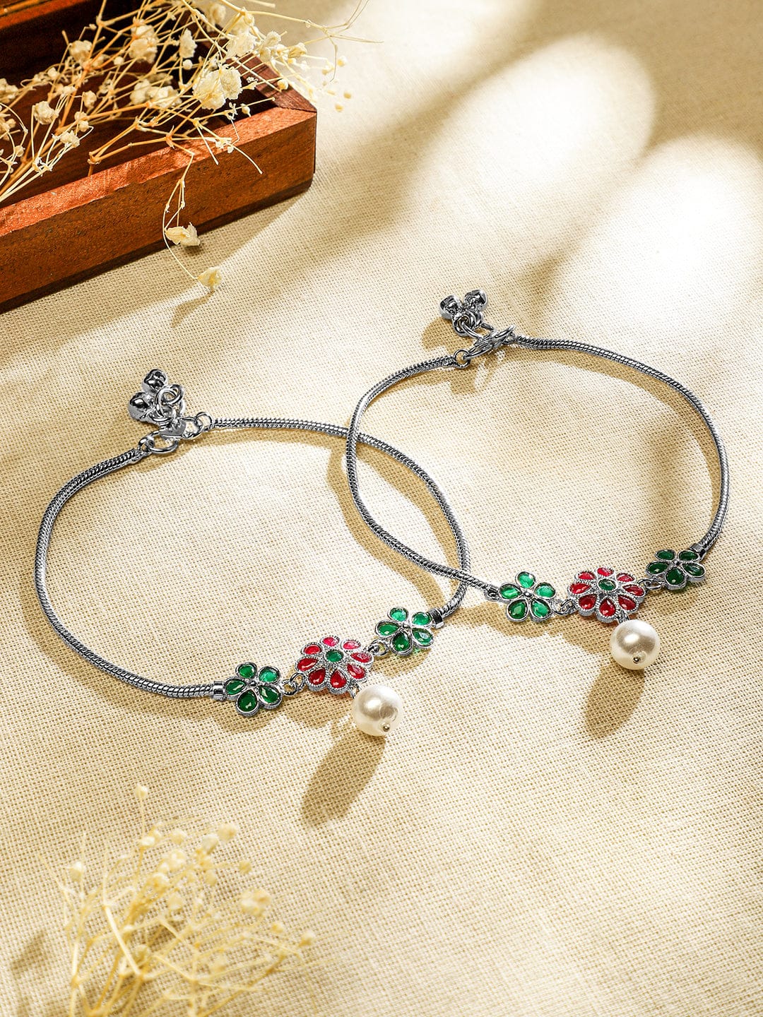 Rubans Set of 2 Oxidized Silver-Plated Ruby Pink & Emerald Green Kundan Floral Anklets with Pearl Accents フリーサイズ