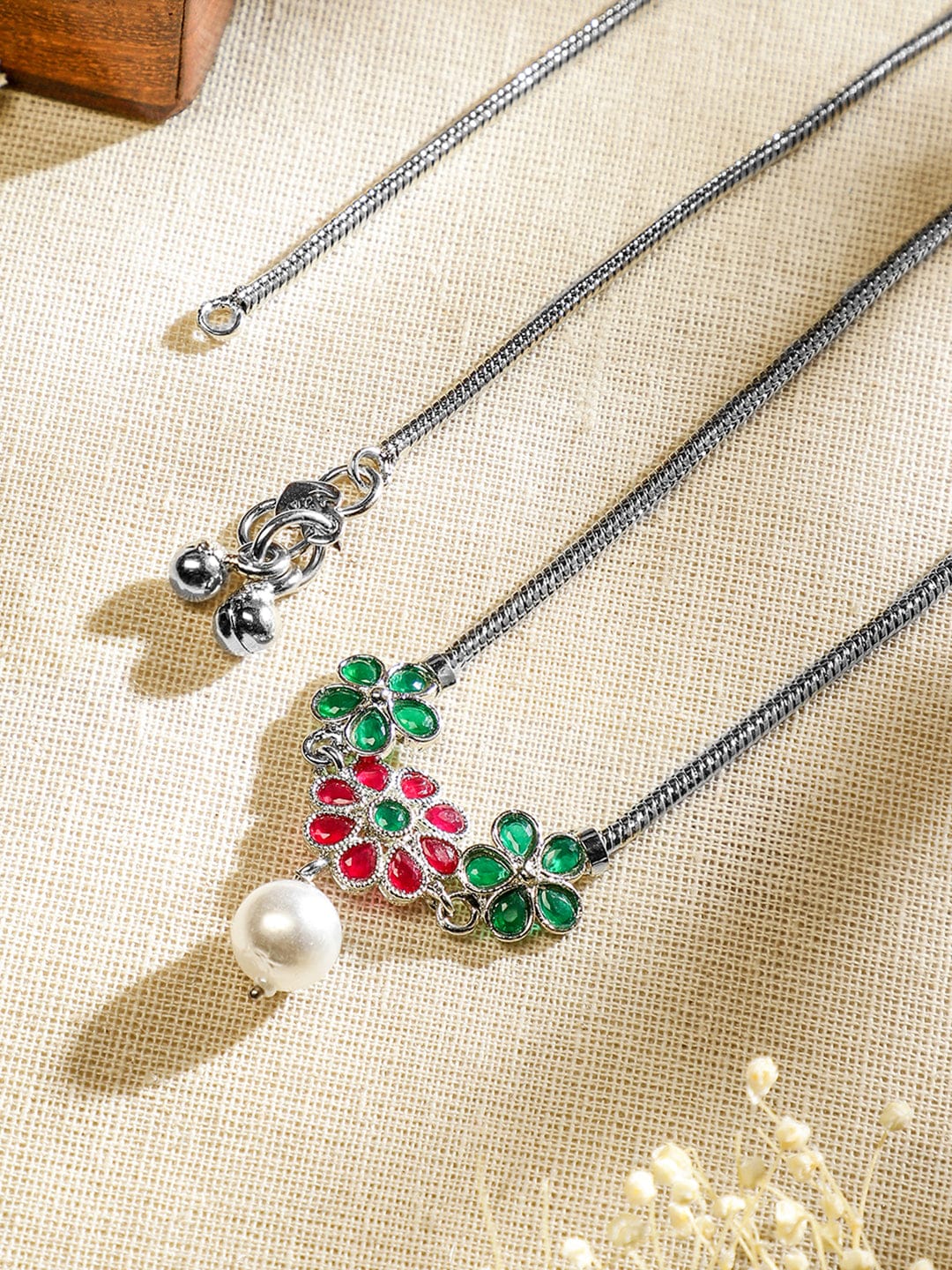 Rubans Set of 2 Oxidized Silver-Plated Ruby Pink & Emerald Green Kundan Floral Anklets with Pearl Accents フリーサイズ