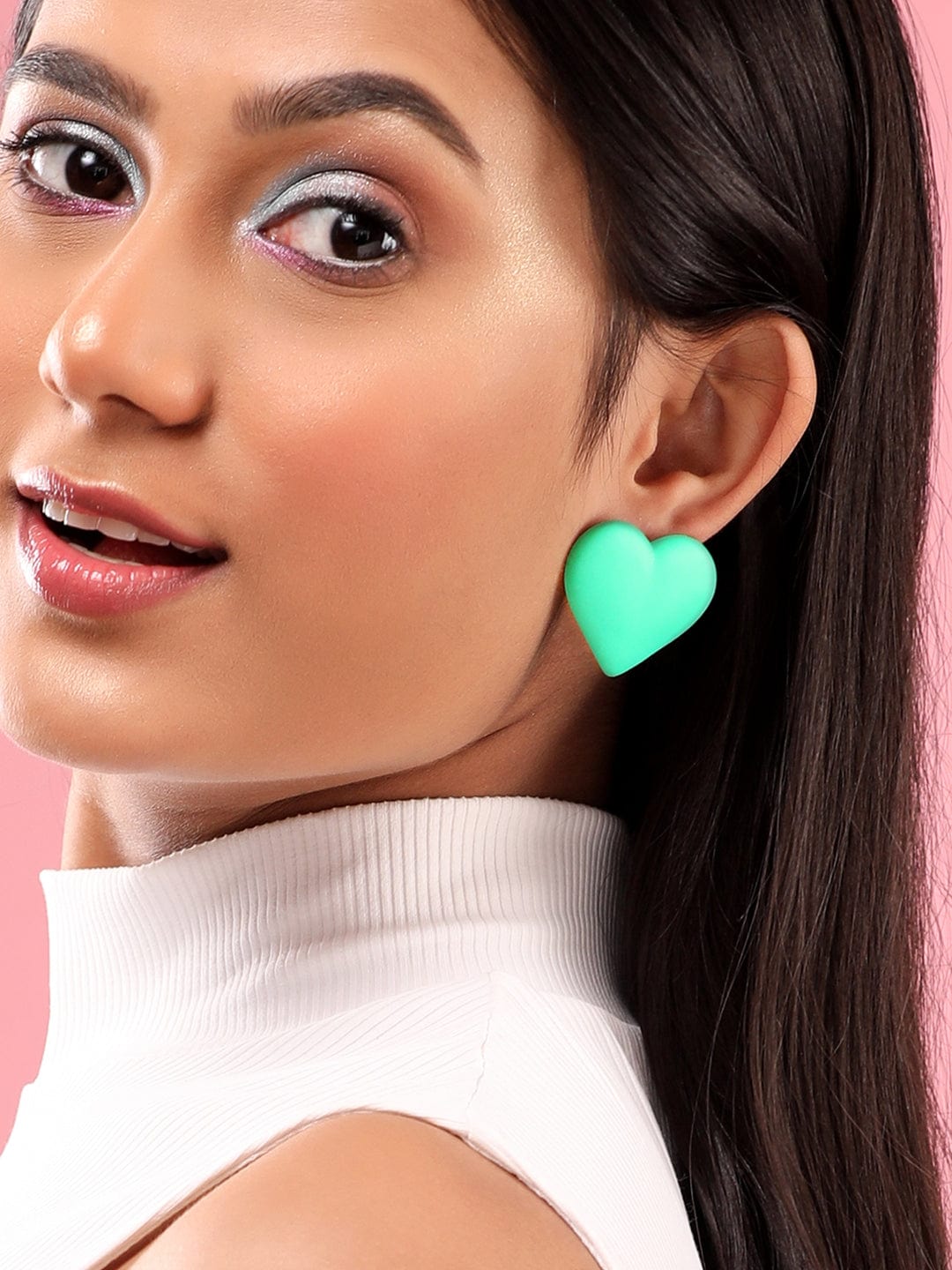 【Rubans】 Voguish Set Of 2, Textured Gold & Green Heart Earrings｜ヴォーギッシュ テクスチャードゴールド＆グリーンハート イヤリング 2組セット
