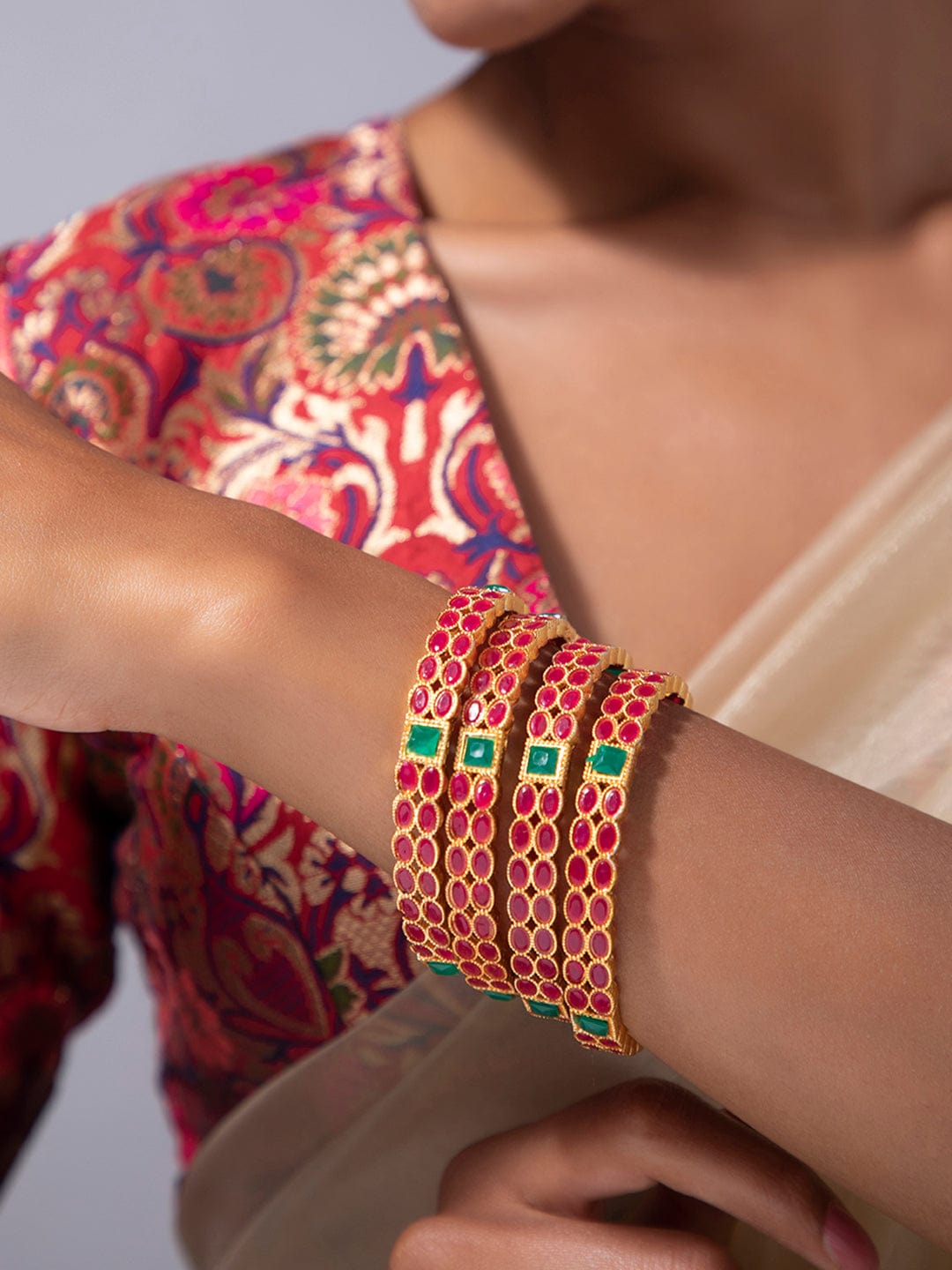 【Rubans】 Set of Two 22K Gold-Plated Pink & Green Stone-Studded Handcrafted Bangles｜22K ゴールドメッキ ピンク＆グリーンストーン バングル 2本セット｜2.6 - Medium