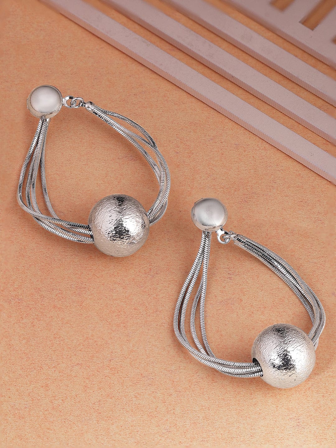 Dramatic Motion Silver Earrings フリーサイズ