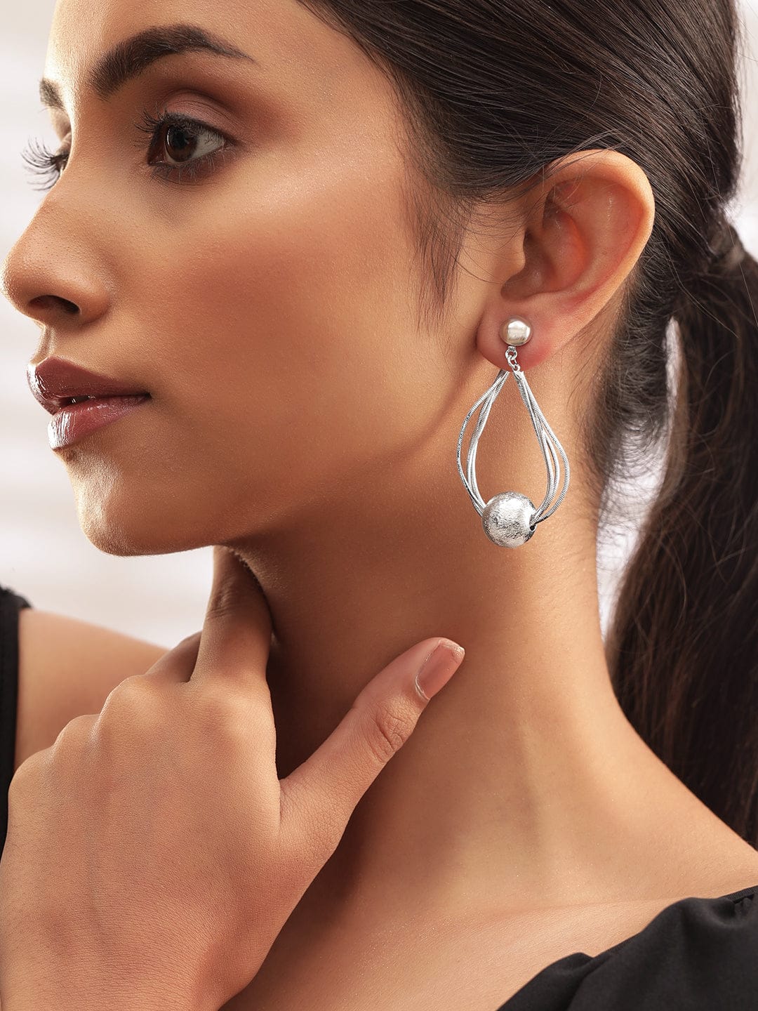 Dramatic Motion Silver Earrings フリーサイズ