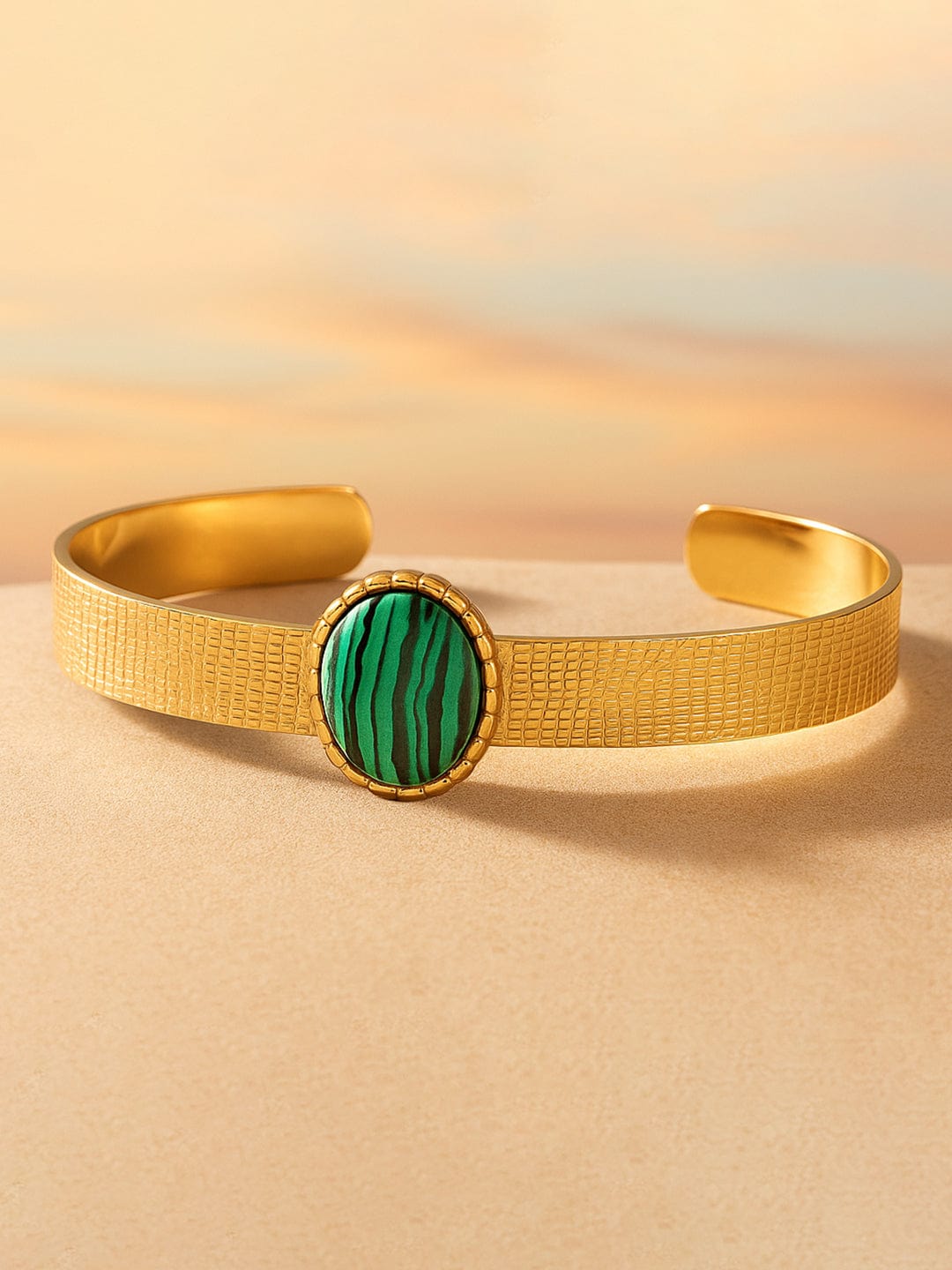 【Rubans】 Voguish 18K Gold Plated Green Gem Studded Cuff Bracelet｜ヴォーギッシュ 18Kゴールドメッキ グリーンストーン カフブレスレット