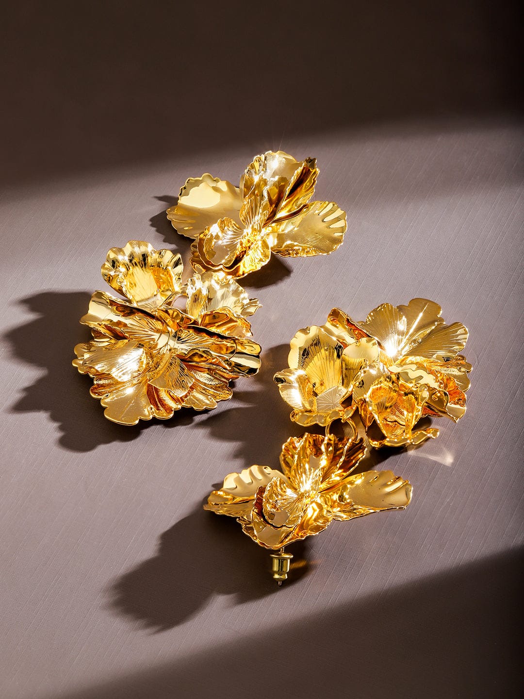 Gold Toned Leaf Motif Dangler Earrings フリーサイズ