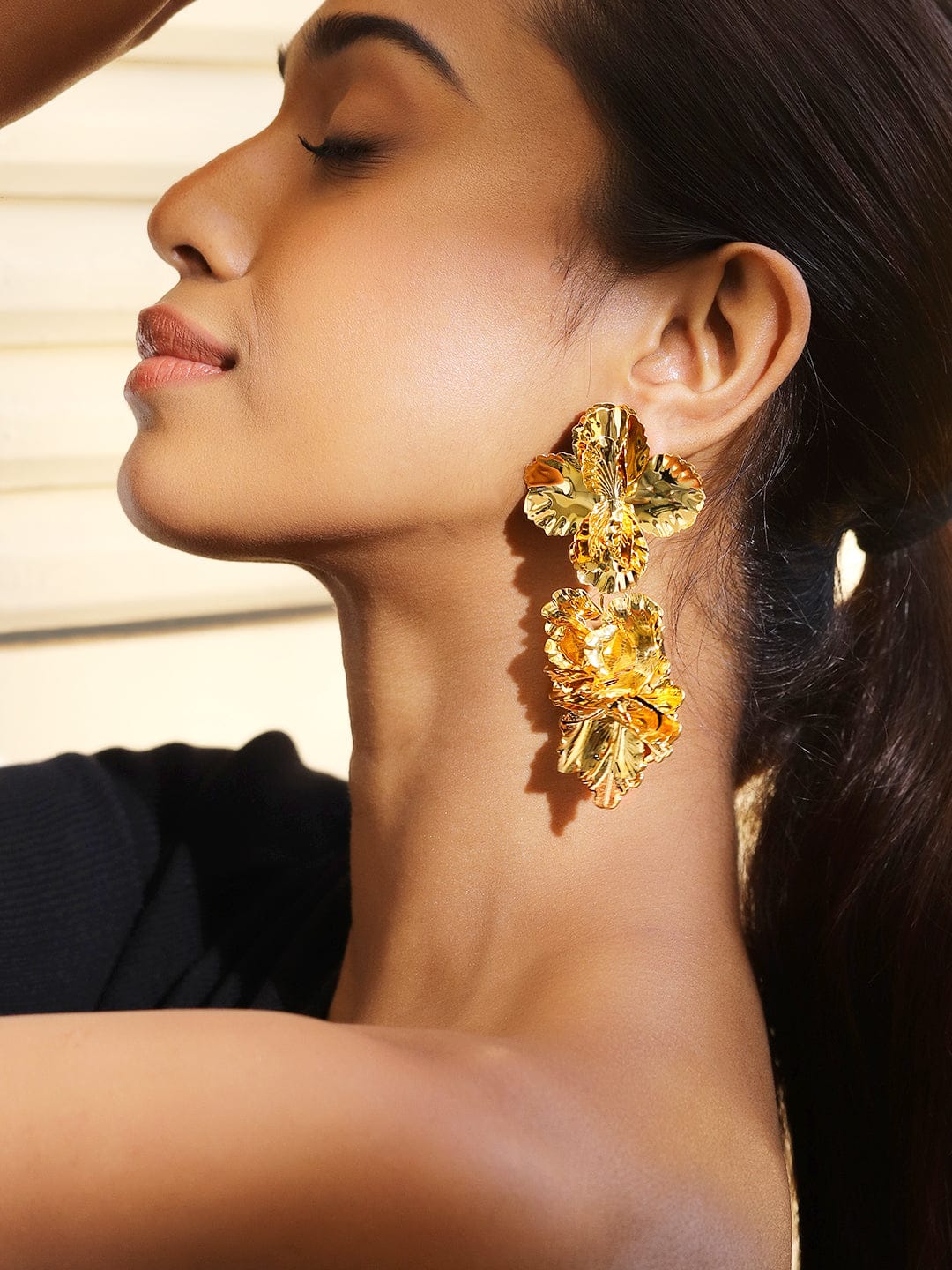 Gold Toned Leaf Motif Dangler Earrings フリーサイズ