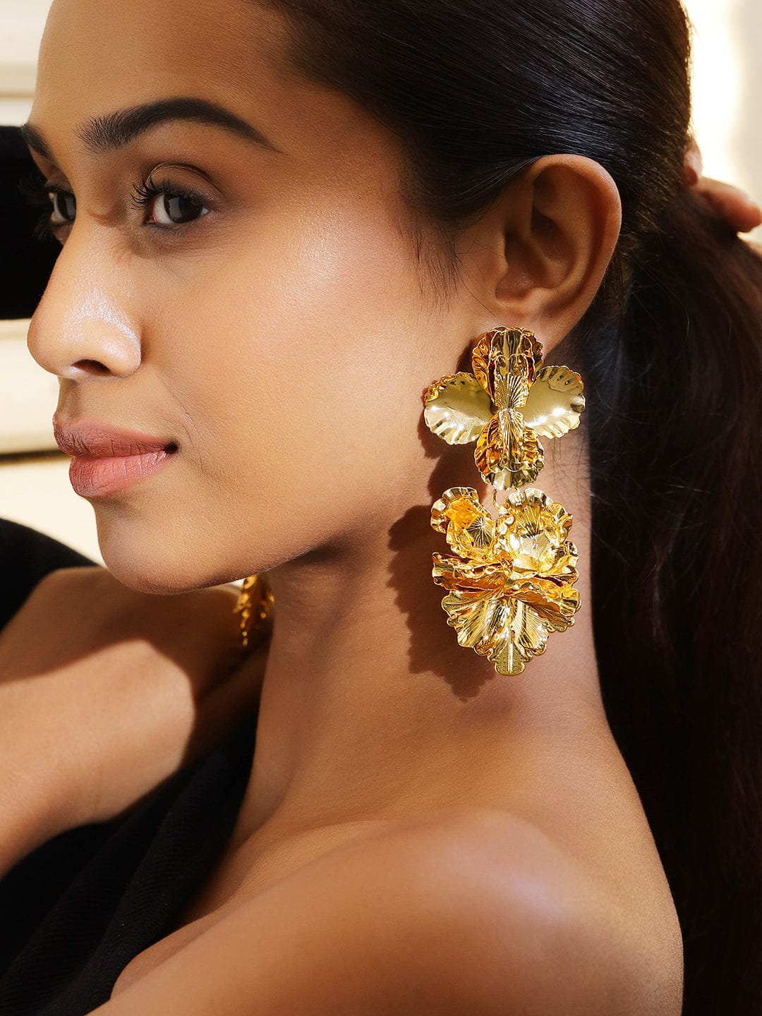 Gold Toned Leaf Motif Dangler Earrings フリーサイズ