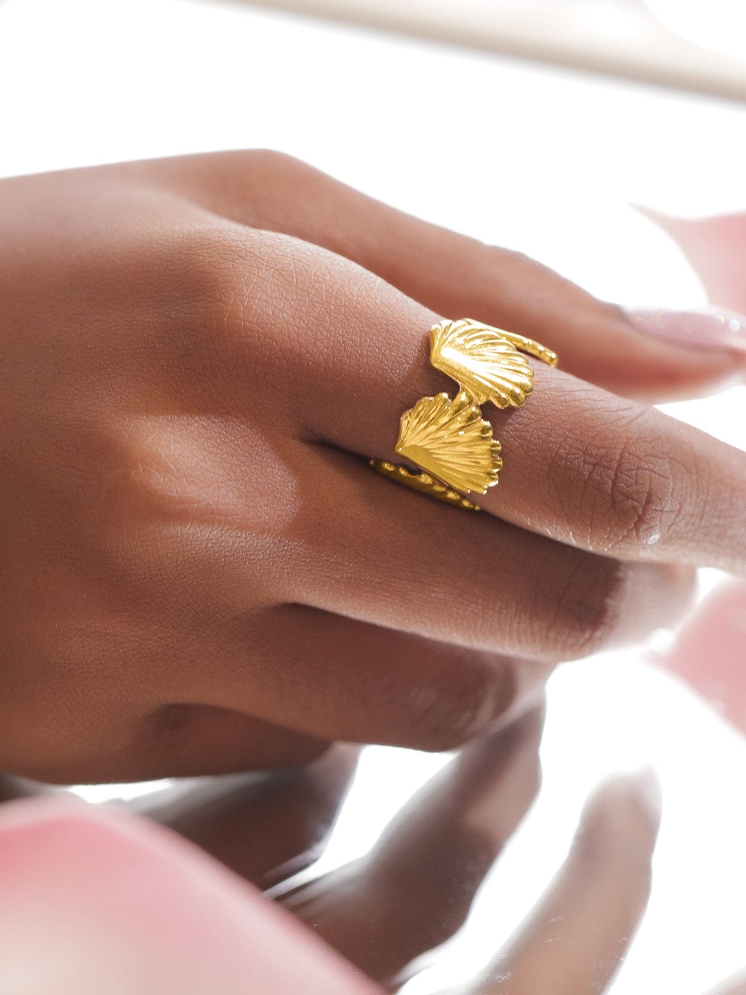Gold Shell Motif Statement Ring フリーサイズ