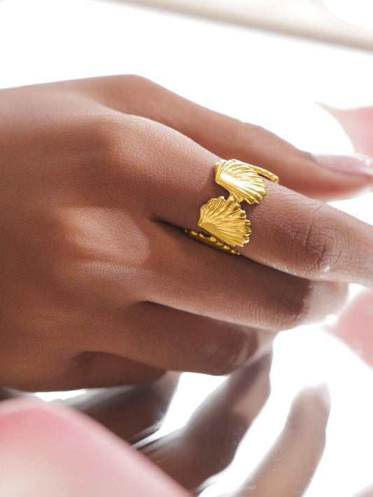 Gold Shell Motif Statement Ring フリーサイズ