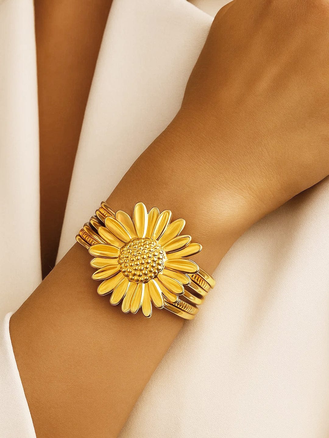 Floral Motif Gold Toned Bracelet フリーサイズ