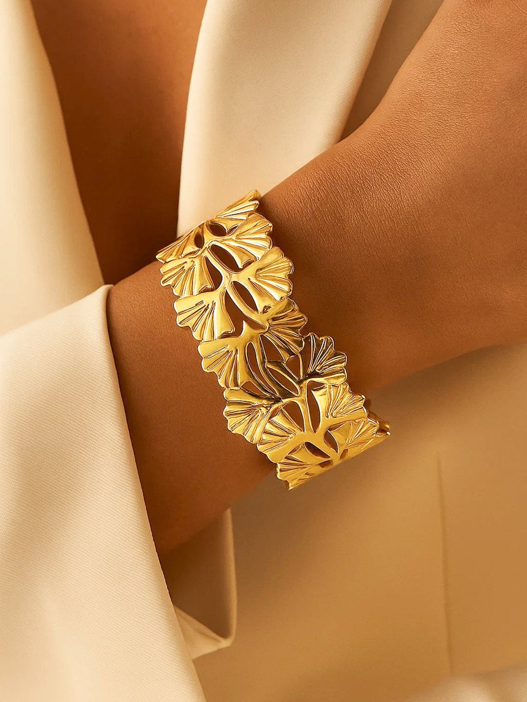 Gold Toned Floral Cuff Bracelet フリーサイズ