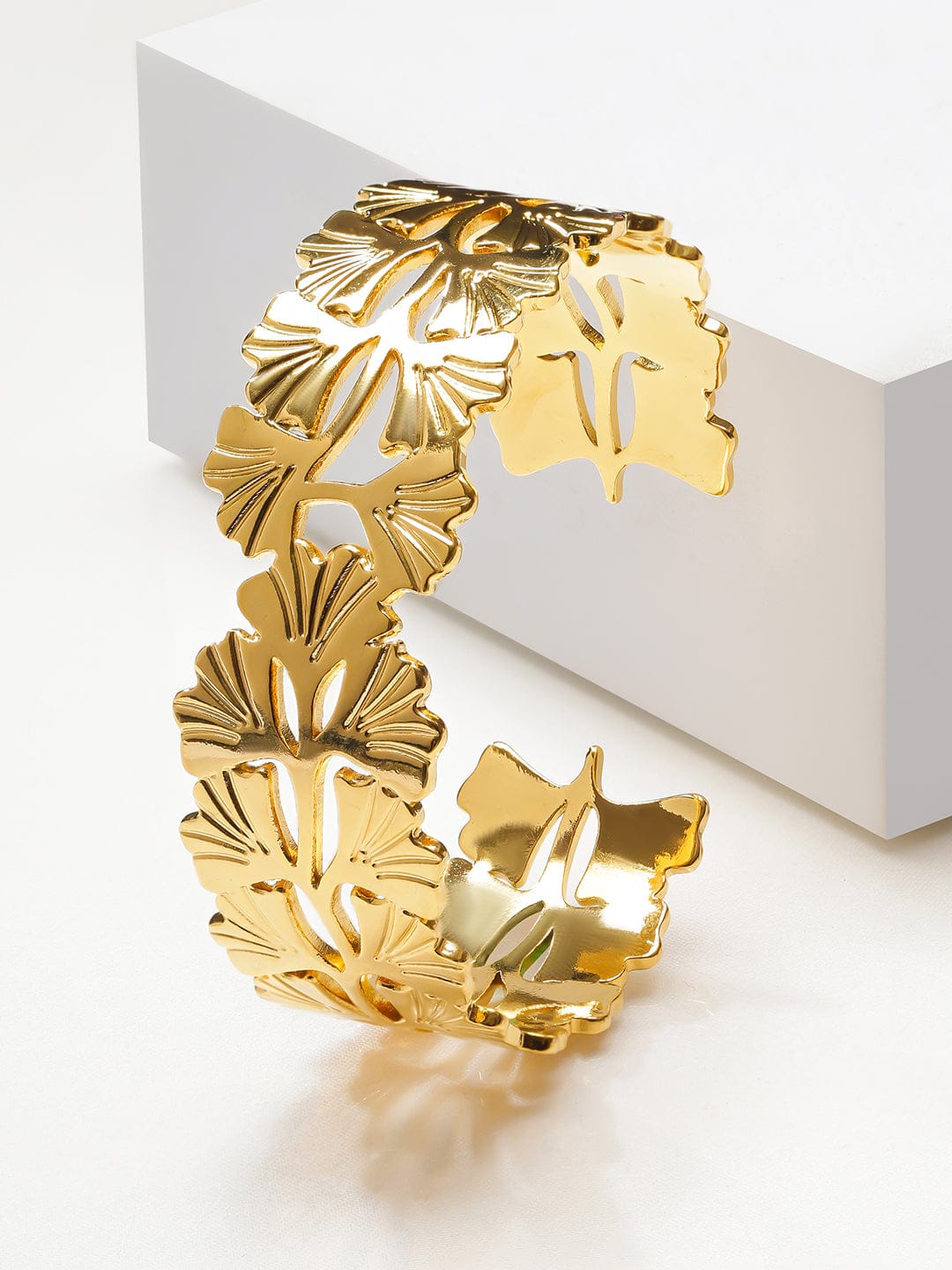Gold Toned Floral Cuff Bracelet フリーサイズ