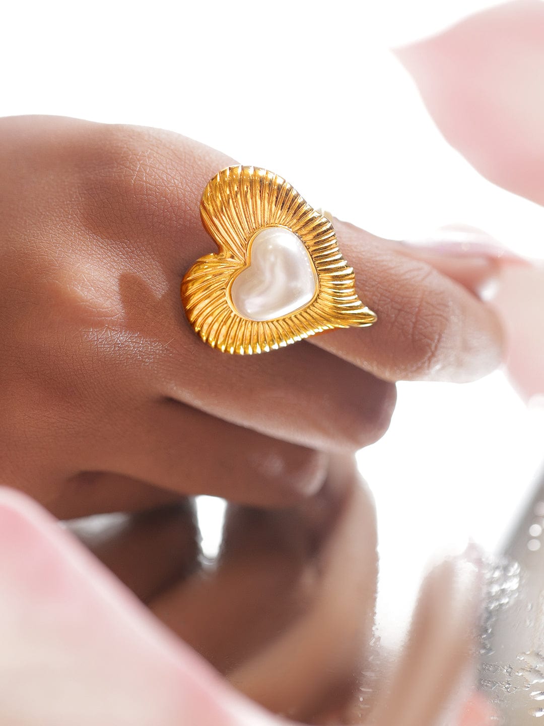 Heart Motif Gold Toned Statement Ring フリーサイズ