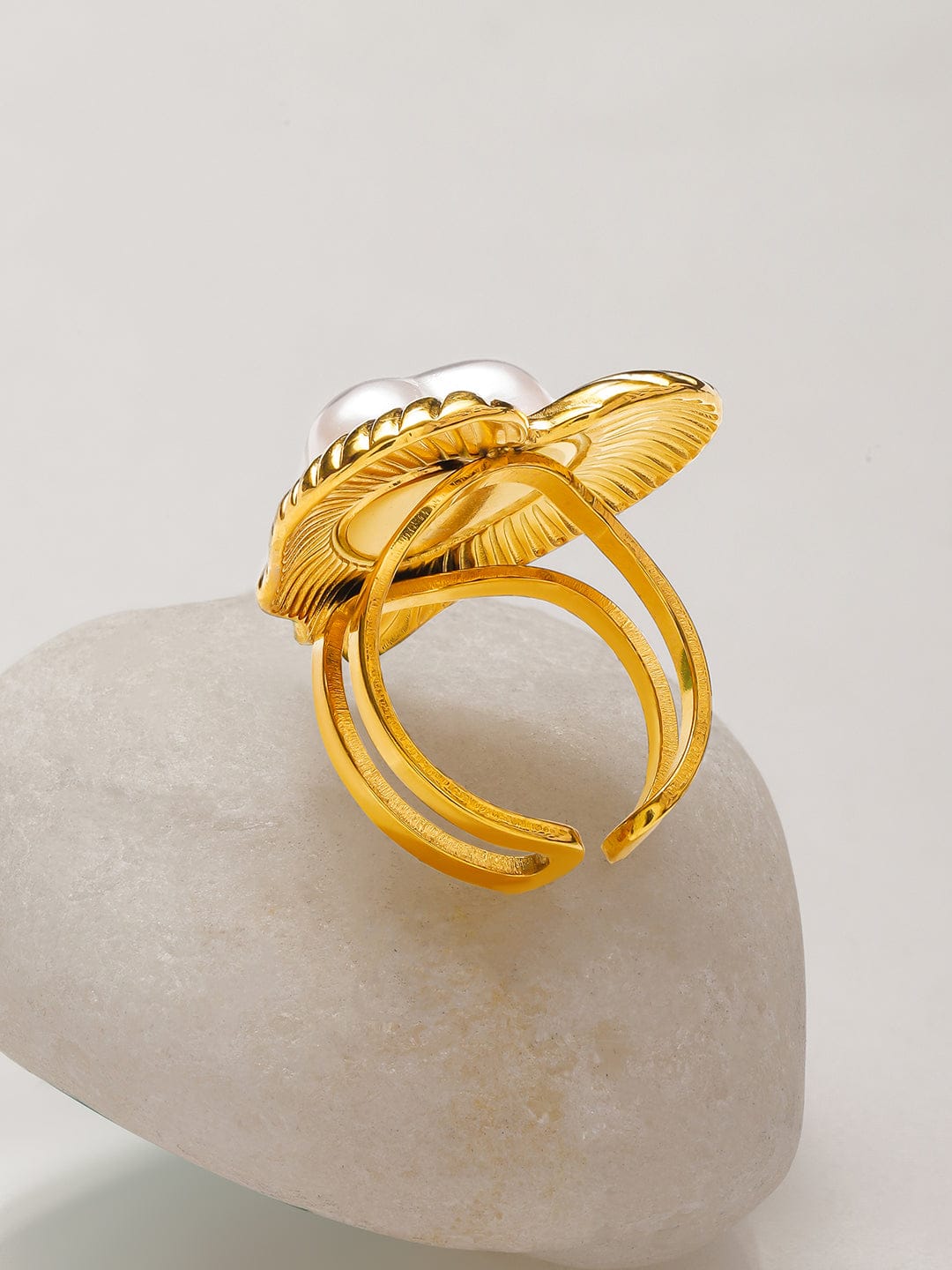 Heart Motif Gold Toned Statement Ring フリーサイズ