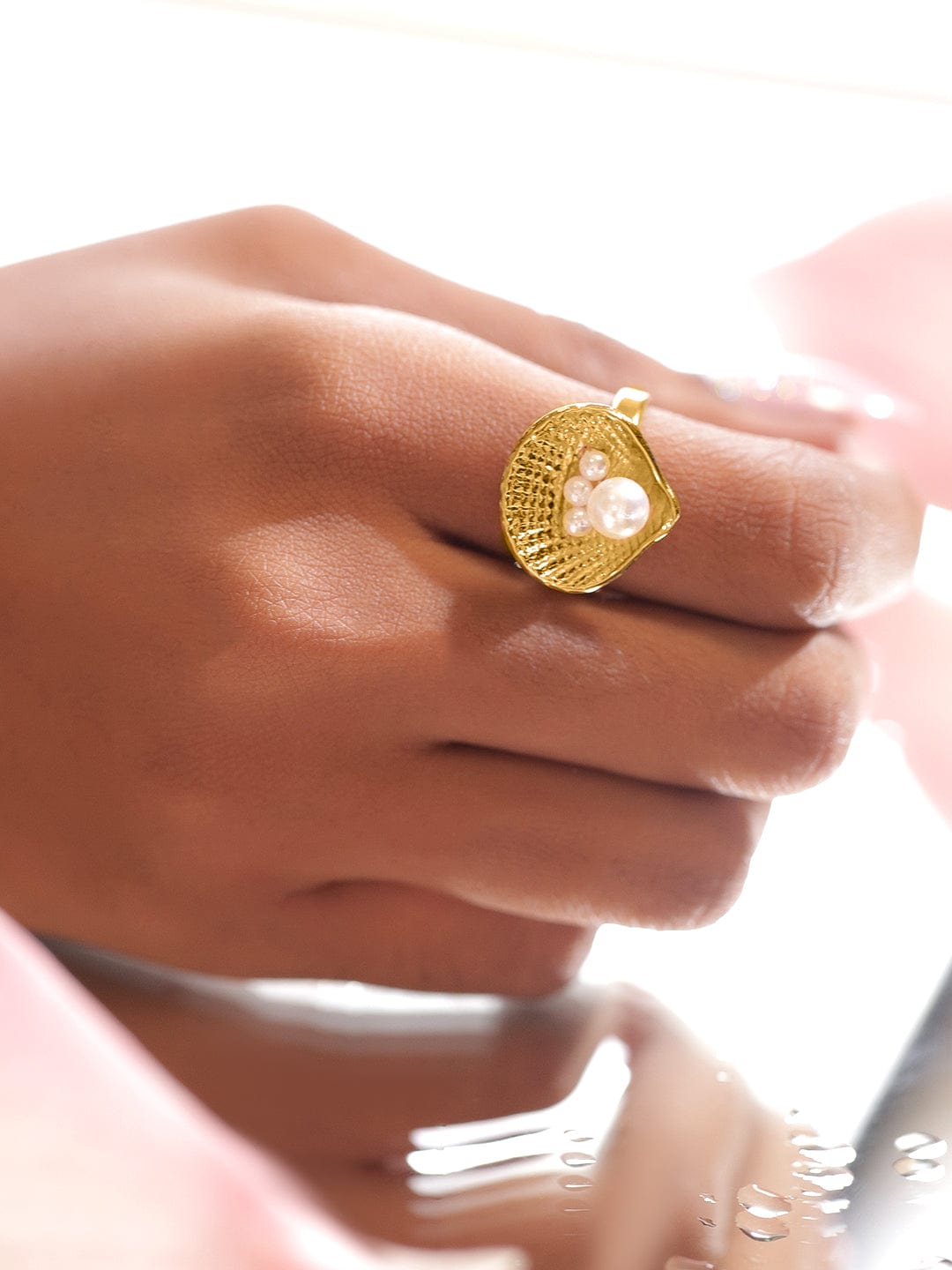 Shell Motif Gold Toned Pearl Ring フリーサイズ