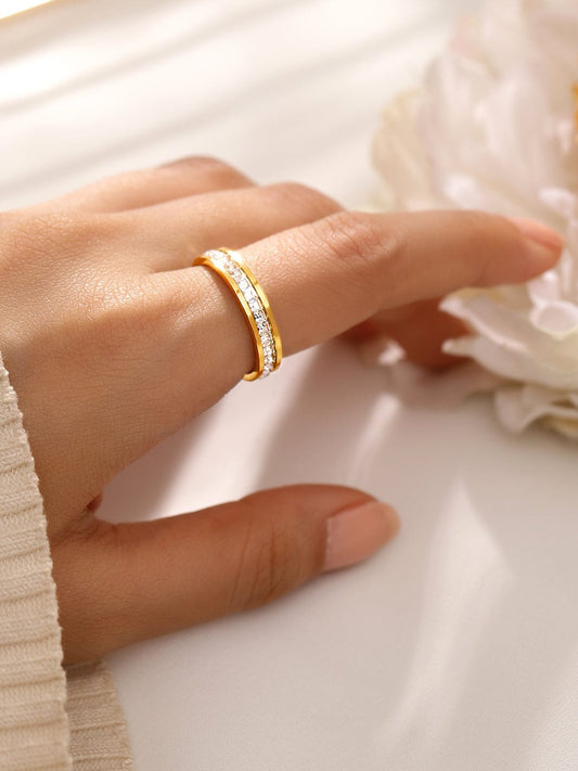 Gold-plated American Diamond Zirconia Sleek Band Gold / 6