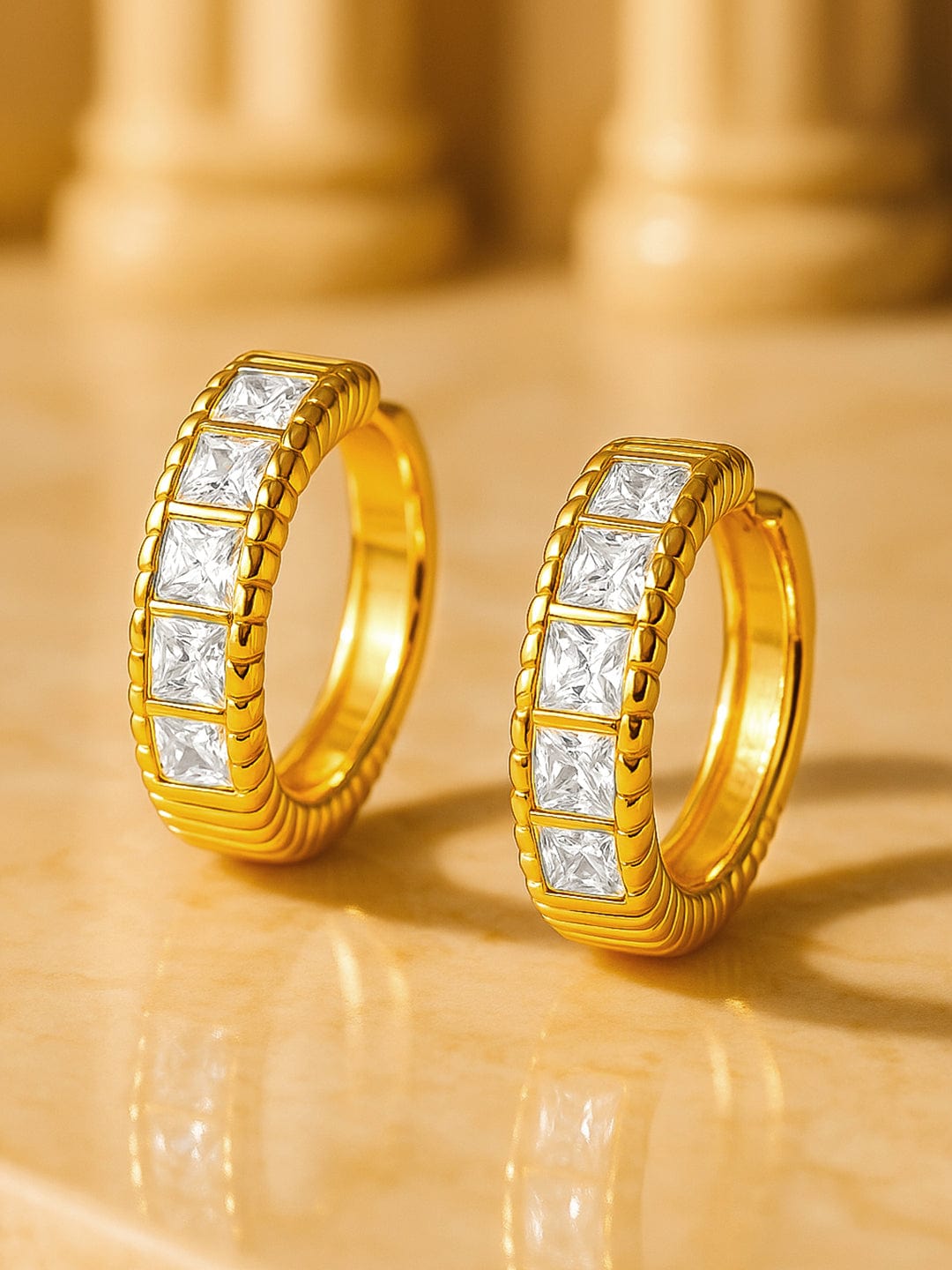 【Rubans】 Voguish 18K Gold Plated Huggie Hoop Earrings with Zircons｜ヴォーギッシュ 18K ゴールドメッキ ジルコニア ハギーフープ イヤリング