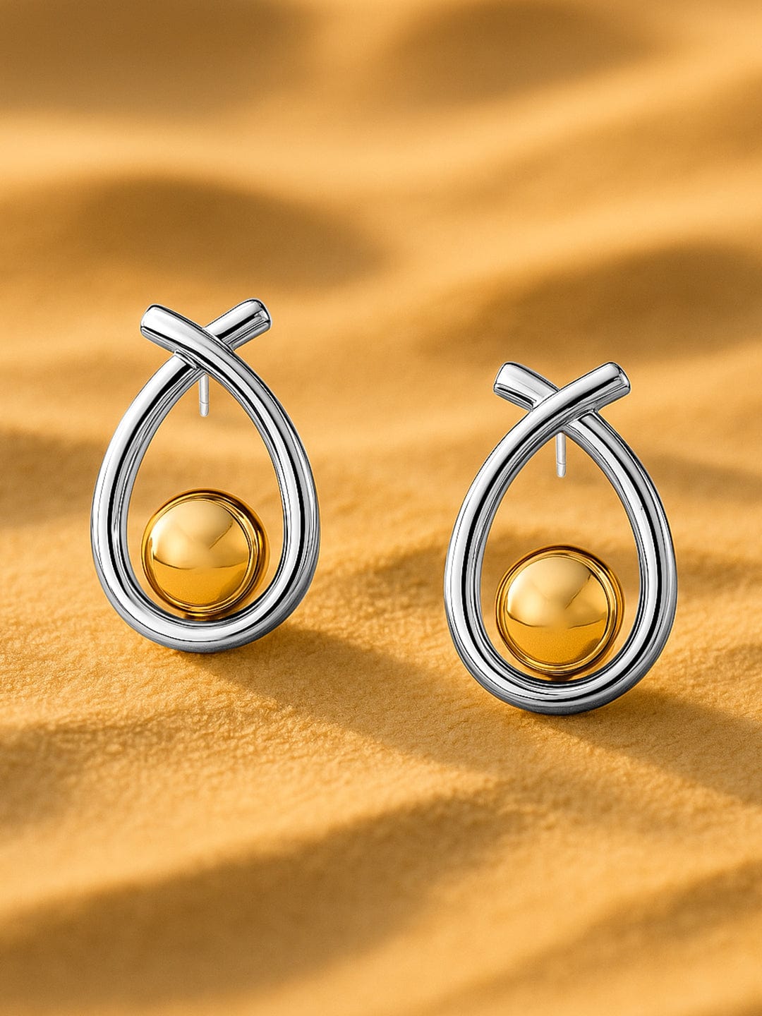 【Rubans】 Voguish Dual Toned Contemporary Ribbon Wrap Stud Earrings｜ヴォーギッシュ デュアルトーン コンテンポラリー リボンラップ スタッドイヤリング