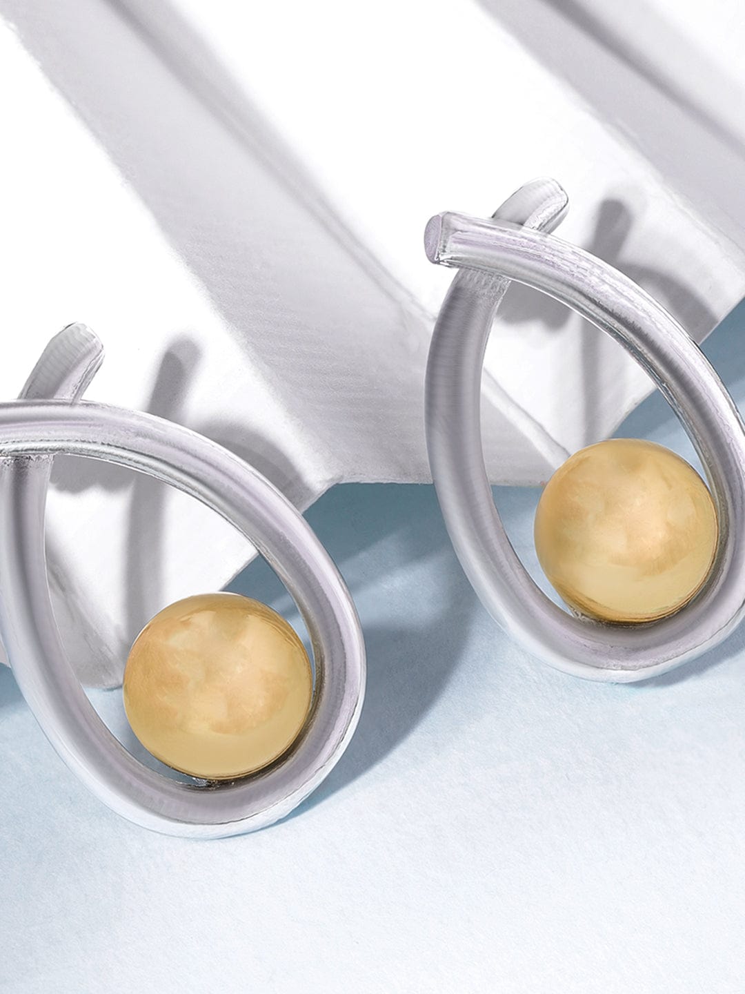 【Rubans】 Voguish Dual Toned Contemporary Ribbon Wrap Stud Earrings｜ヴォーギッシュ デュアルトーン コンテンポラリー リボンラップ スタッドイヤリング