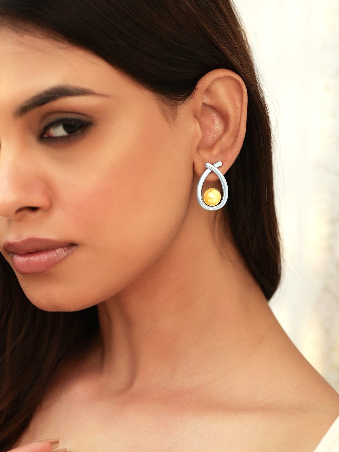 【Rubans】 Voguish Dual Toned Contemporary Ribbon Wrap Stud Earrings｜ヴォーギッシュ デュアルトーン コンテンポラリー リボンラップ スタッドイヤリング