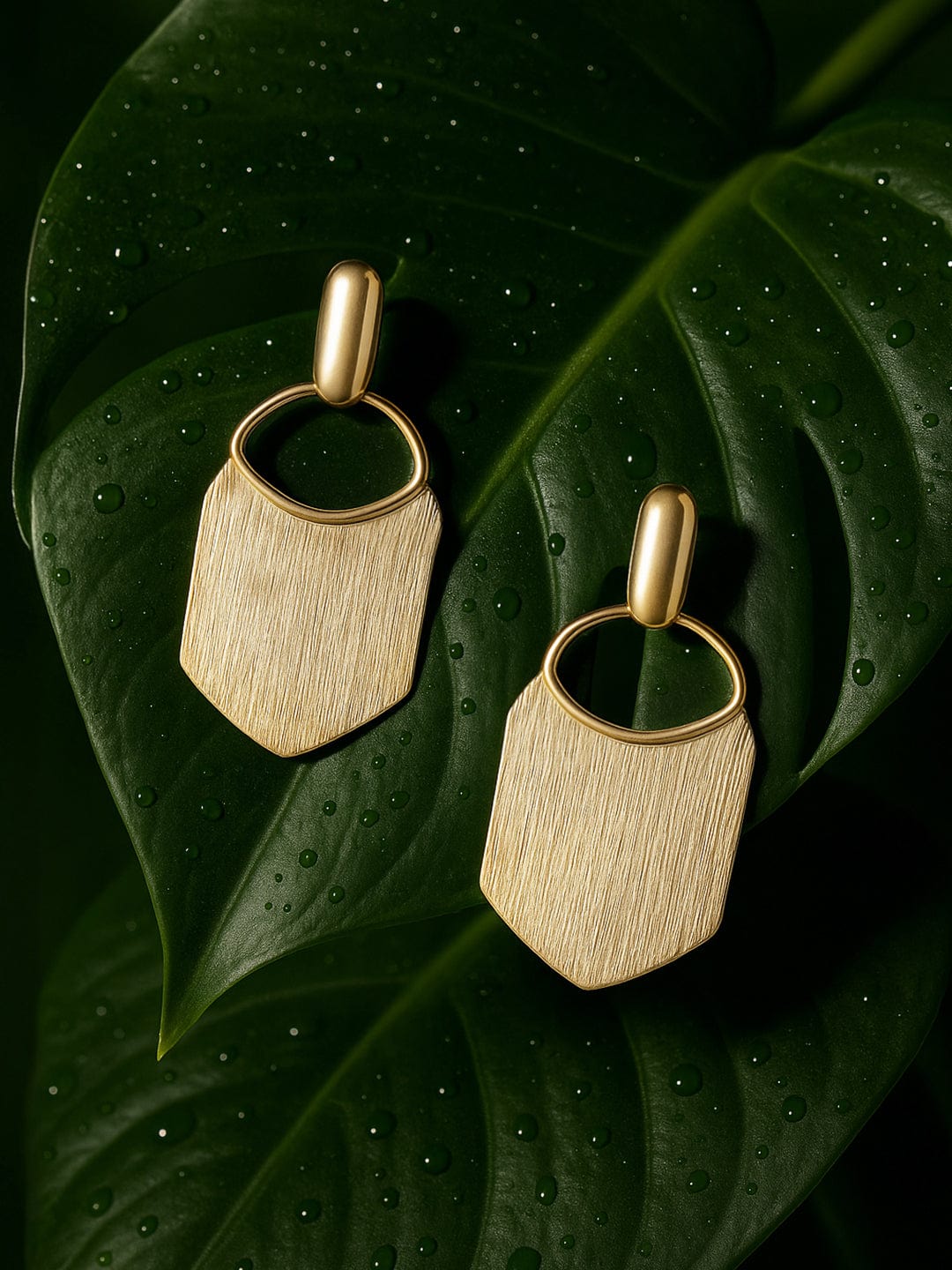 【Rubans】 Voguish Gold Toned Textured Statement Tassel Earrings｜ヴォーギッシュ ゴールドトーン テクスチャード ステートメント タッセルイヤリング