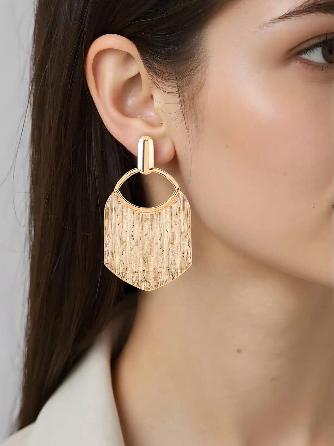 【Rubans】 Voguish Gold Toned Textured Statement Tassel Earrings｜ヴォーギッシュ ゴールドトーン テクスチャード ステートメント タッセルイヤリング