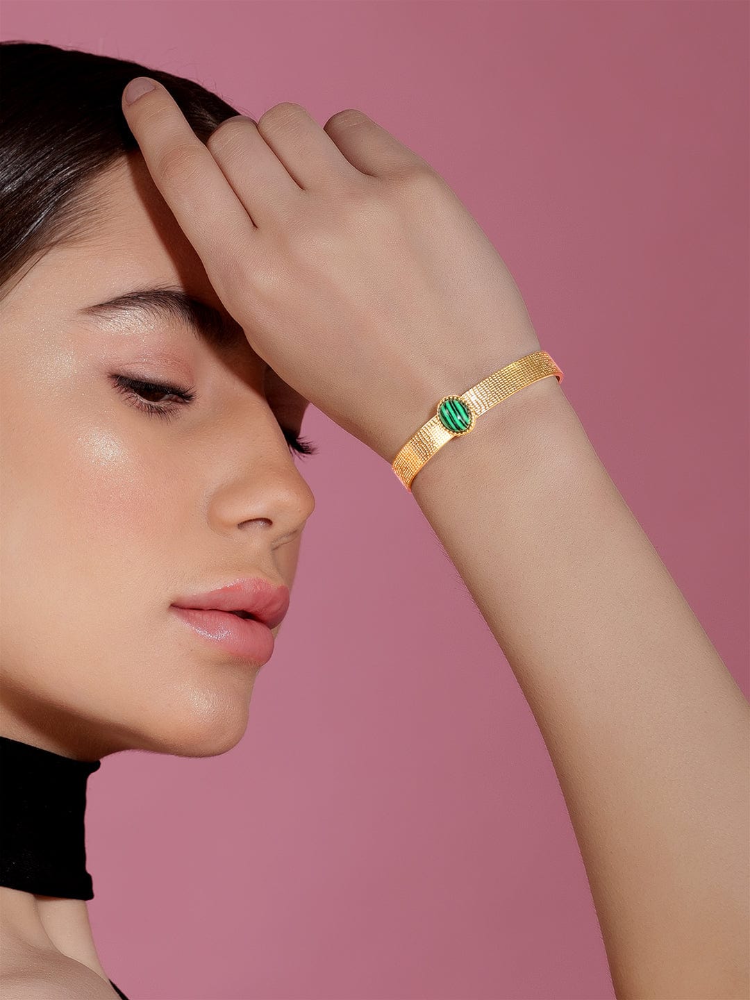【Rubans】 Voguish 18K Gold Plated Green Gem Studded Cuff Bracelet｜ヴォーギッシュ 18Kゴールドメッキ グリーンストーン カフブレスレット