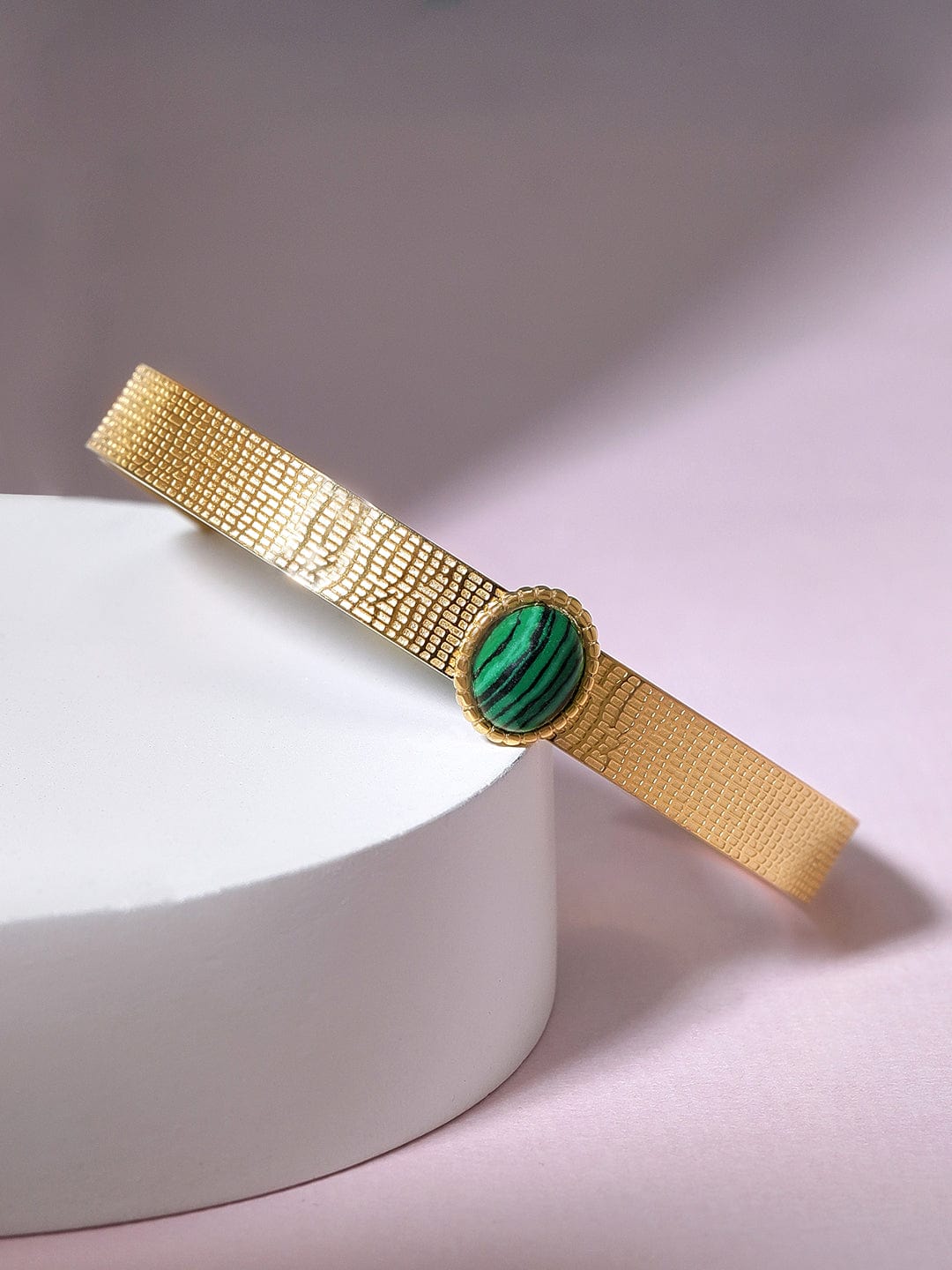 【Rubans】 Voguish 18K Gold Plated Green Gem Studded Cuff Bracelet｜ヴォーギッシュ 18Kゴールドメッキ グリーンストーン カフブレスレット