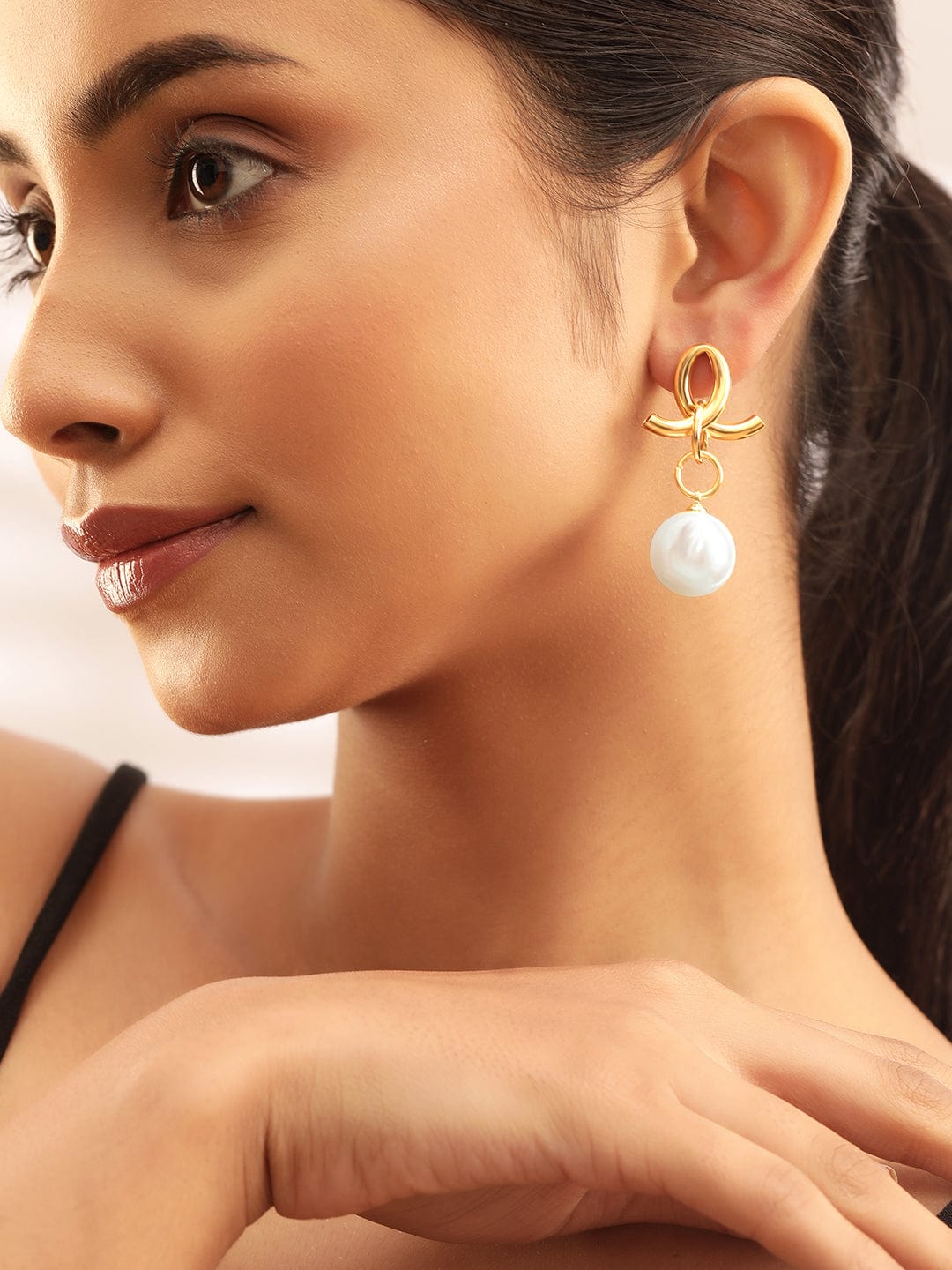 【Rubans】 Voguish Regal Radiance Gold Plated Drop Earrings with Pearl Beaded Hanging｜ヴォーギッシュ リーガルラディアンス ゴールドメッキ パールビーズ ドロップイヤリング