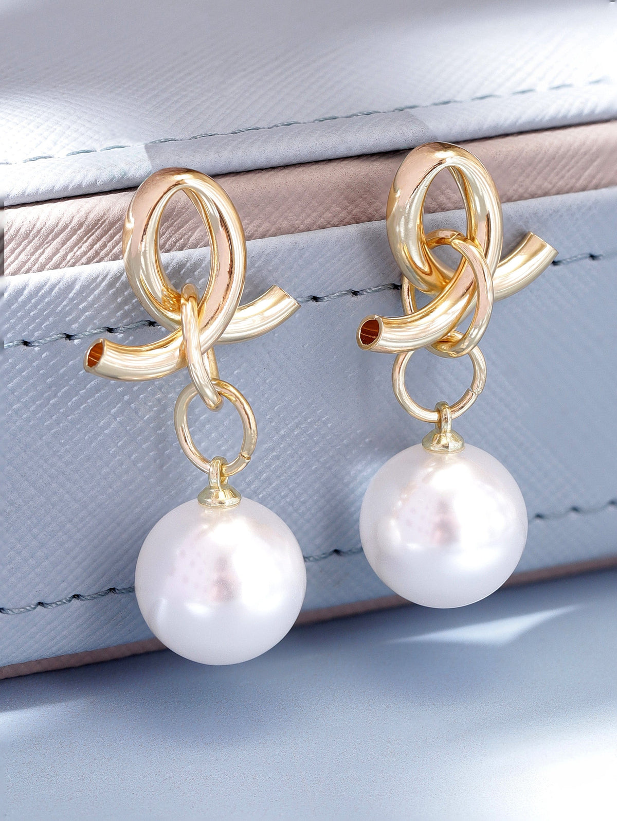 【Rubans】 Voguish Regal Radiance Gold Plated Drop Earrings with Pearl Beaded Hanging｜ヴォーギッシュ リーガルラディアンス ゴールドメッキ パールビーズ ドロップイヤリング