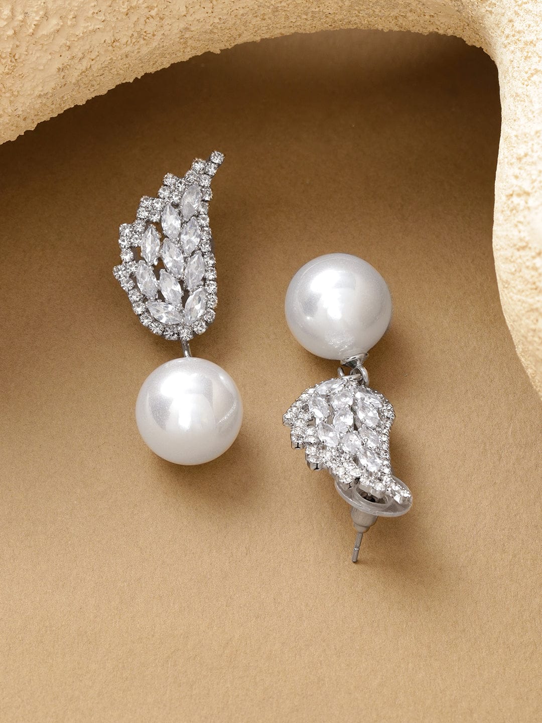 White Studded Pearl Drop Earring フリーサイズ