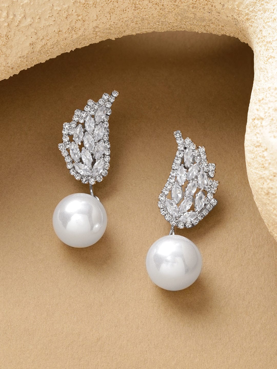 White Studded Pearl Drop Earring フリーサイズ