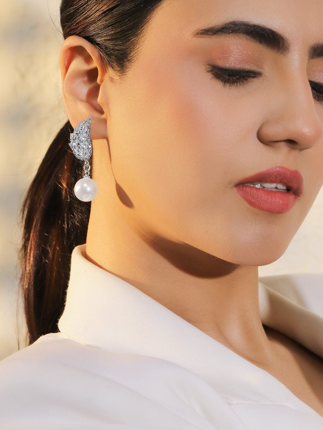 White Studded Pearl Drop Earring フリーサイズ