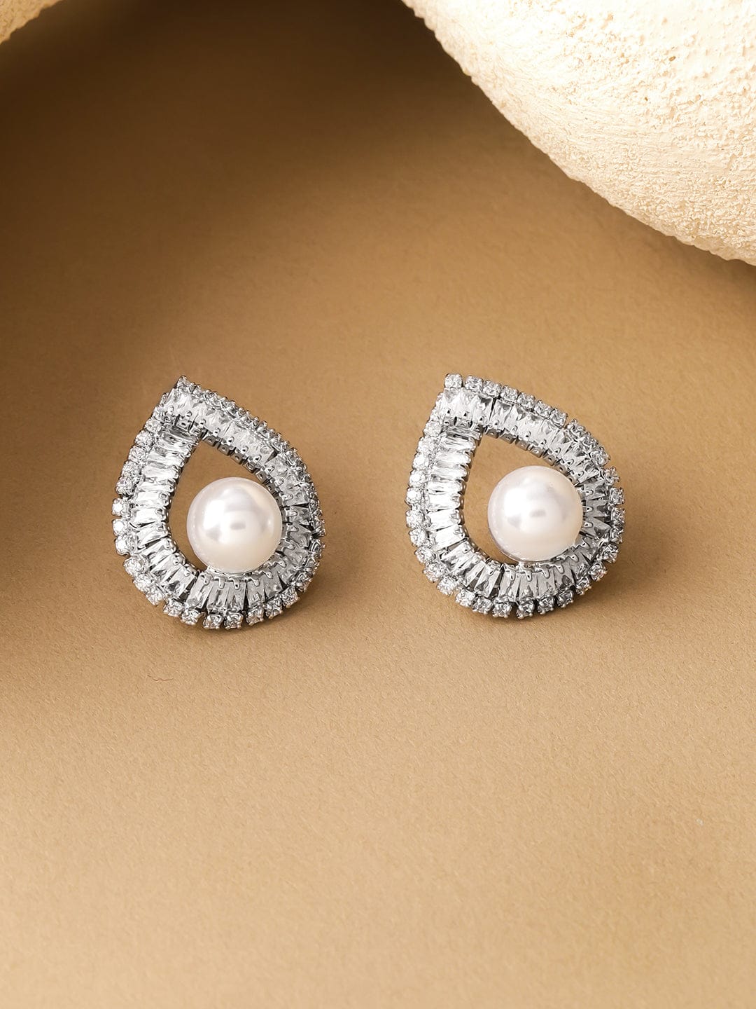 Teardrop Motif Crystal Stud Earrings With Pearl フリーサイズ