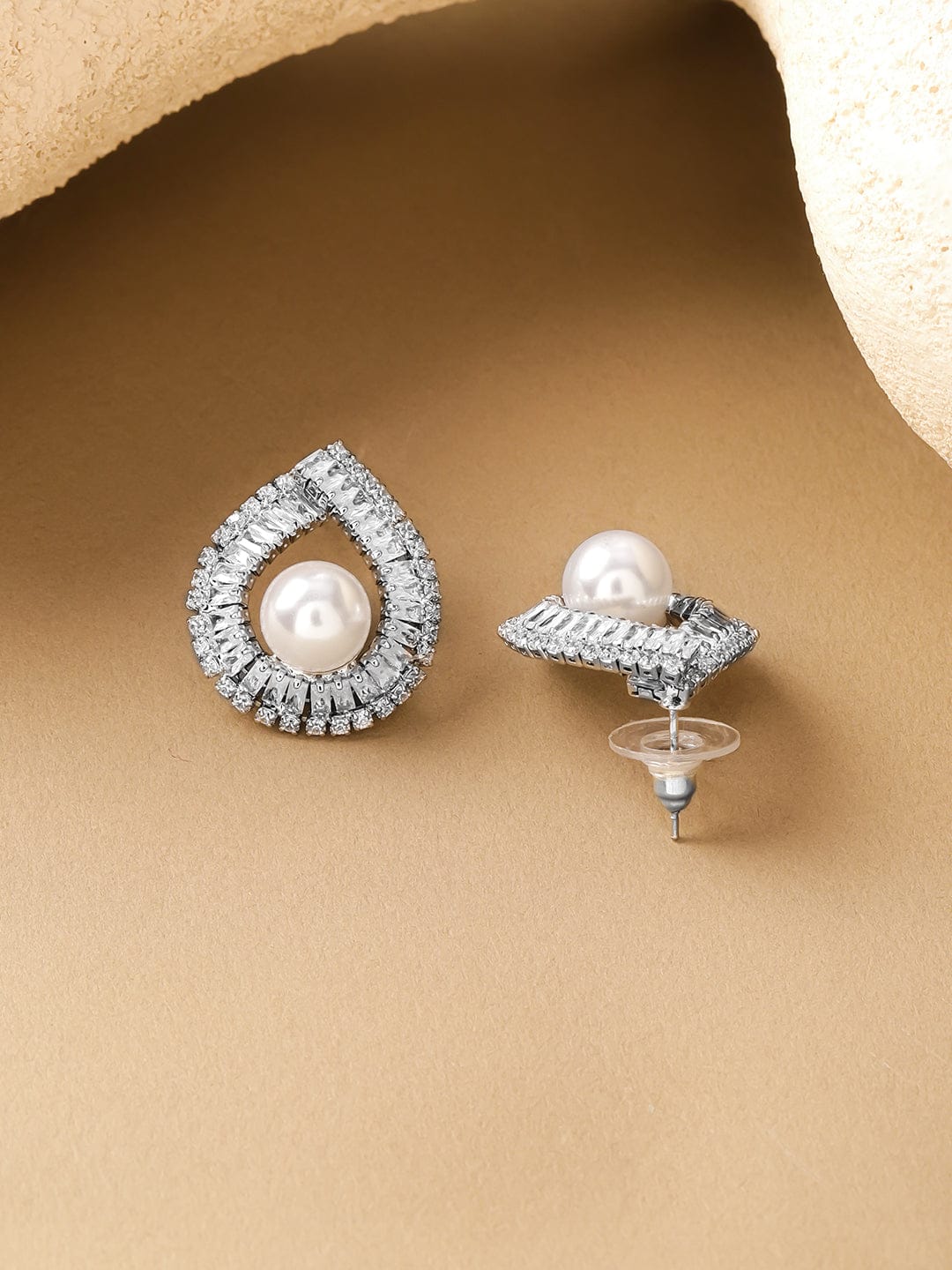 Teardrop Motif Crystal Stud Earrings With Pearl フリーサイズ