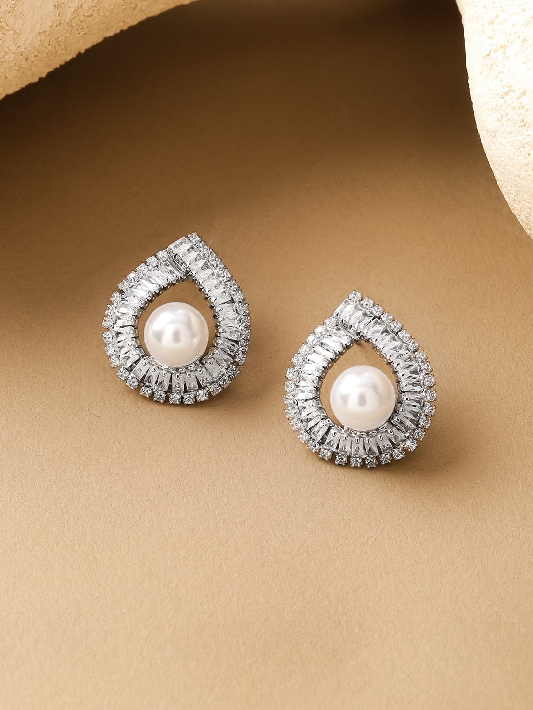 Teardrop Motif Crystal Stud Earrings With Pearl フリーサイズ