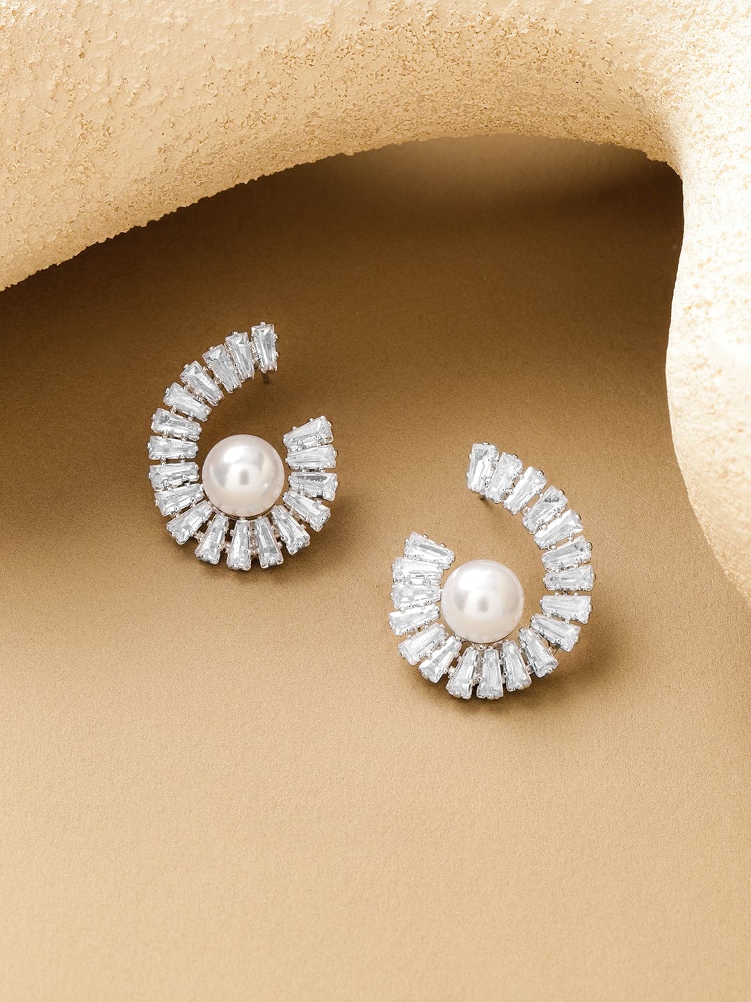 C-shaped Crystal Pearl Stud Earrings フリーサイズ