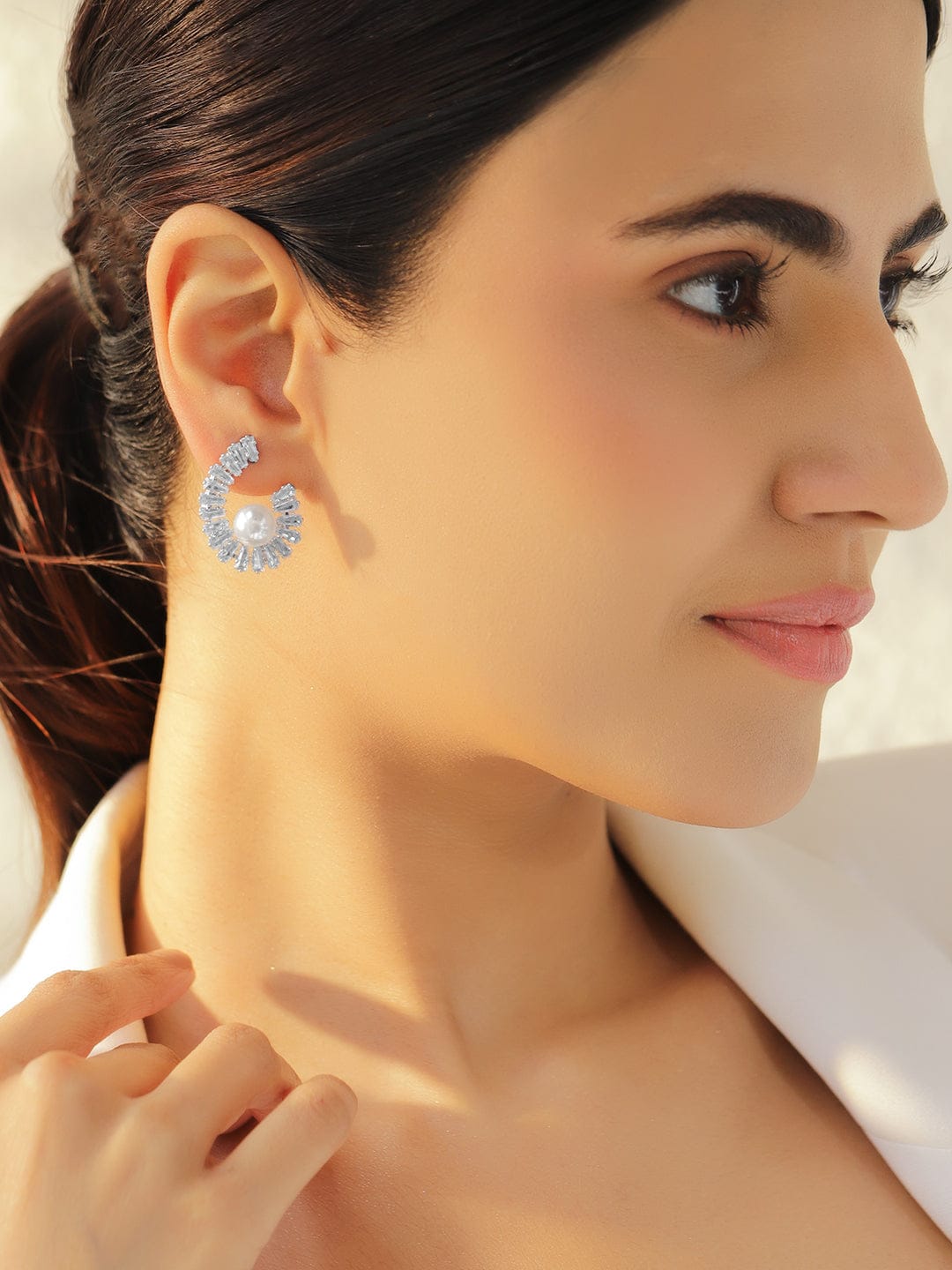 C-shaped Crystal Pearl Stud Earrings フリーサイズ