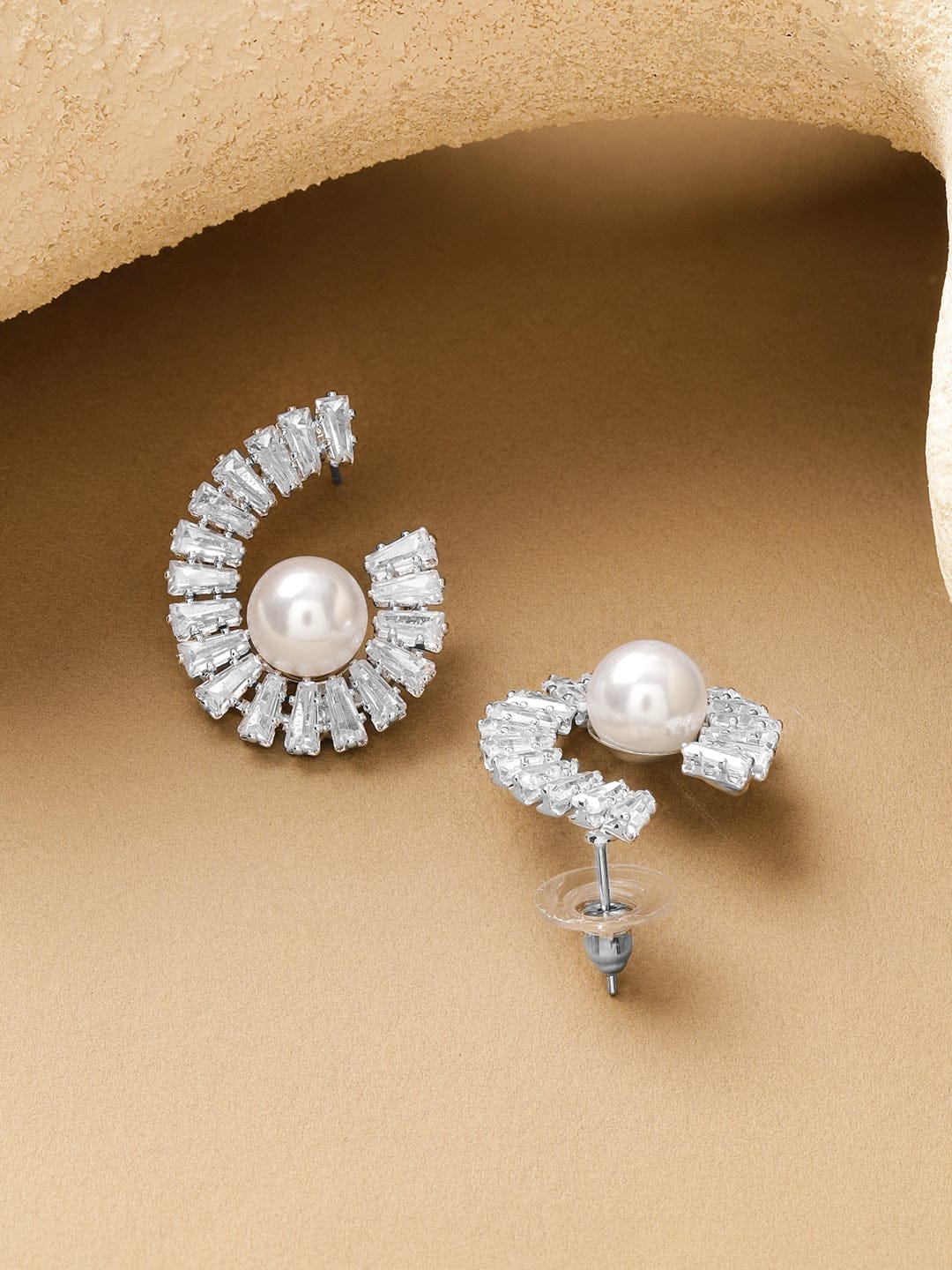 C-shaped Crystal Pearl Stud Earrings フリーサイズ