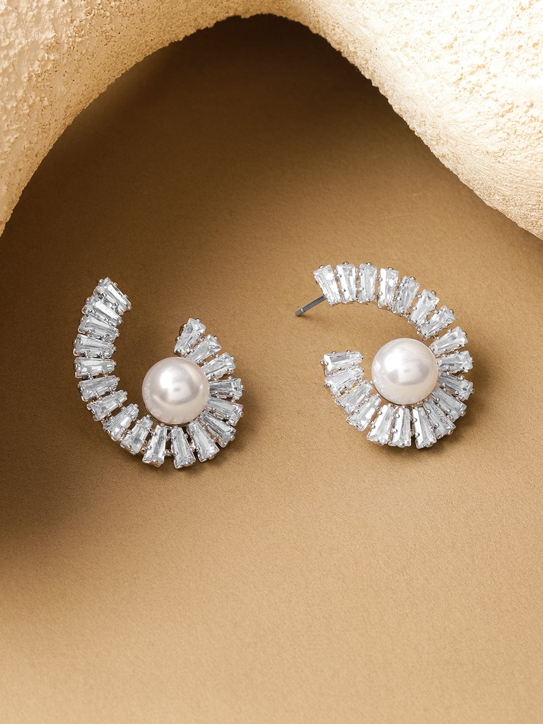 C-shaped Crystal Pearl Stud Earrings フリーサイズ